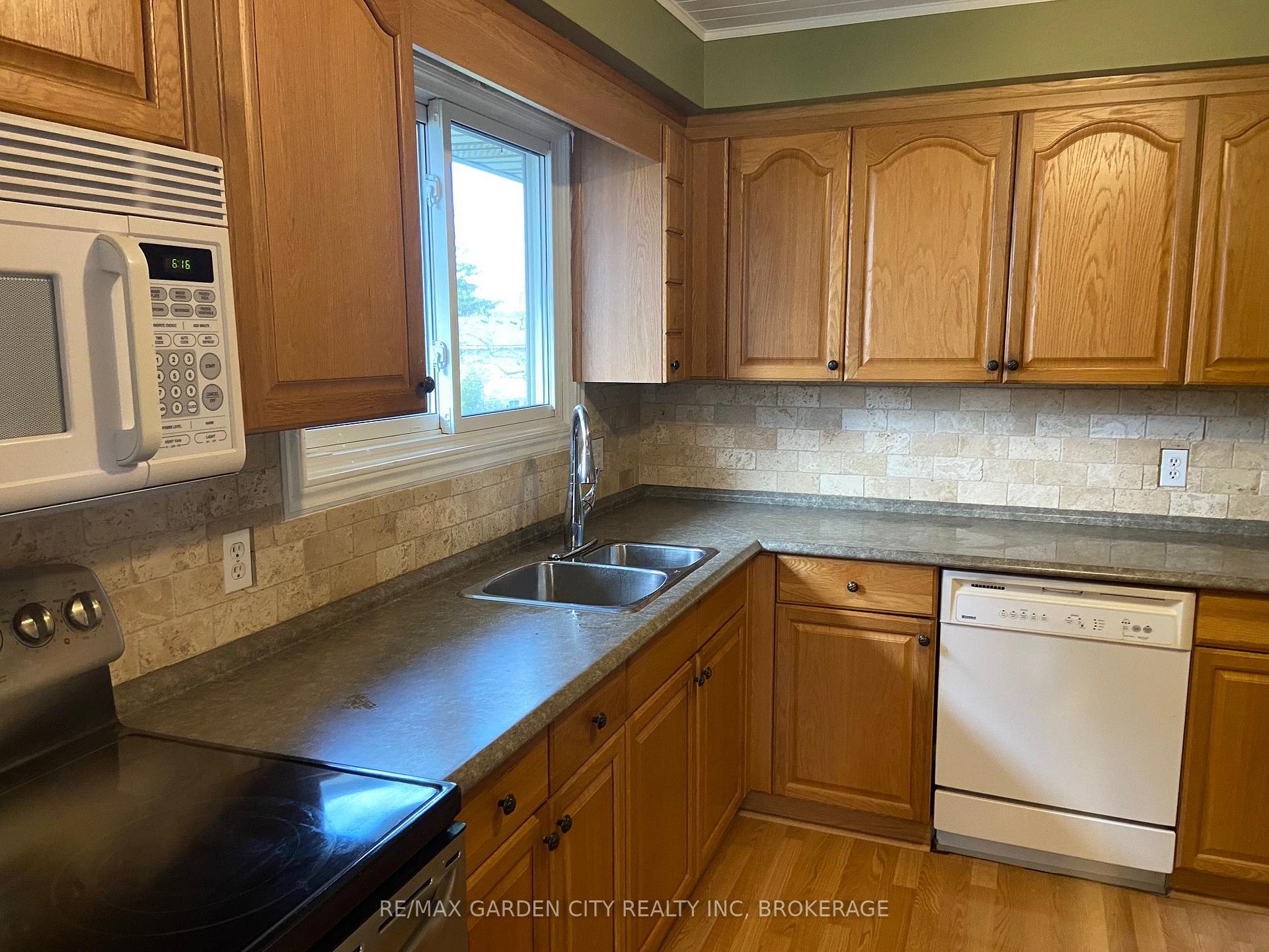 Photo 22 of Unit Upper, 9 Stonegate Drive, St. Catharines, Secord Woods — HOMEH
