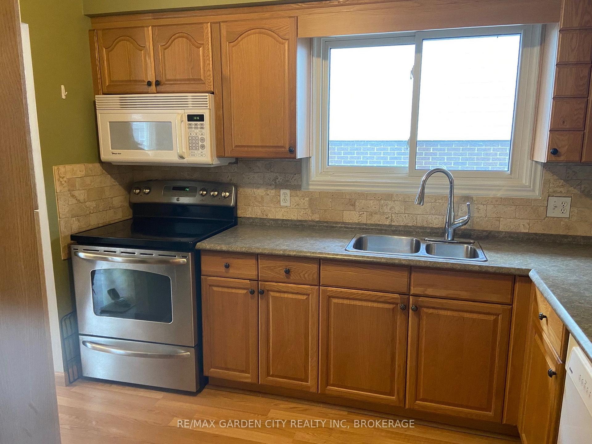 Photo 26 of Unit Upper, 9 Stonegate Drive, St. Catharines, Secord Woods — HOMEH