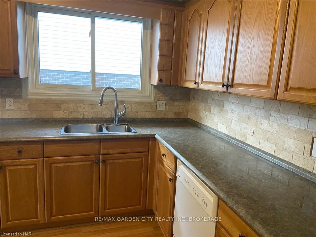 Photo 29 of Unit Upper, 9 Stonegate Drive, St. Catharines, Secord Woods — HOMEH
