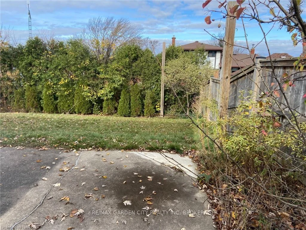 Photo 42 of Unit Upper, 9 Stonegate Drive, St. Catharines, Secord Woods — HOMEH