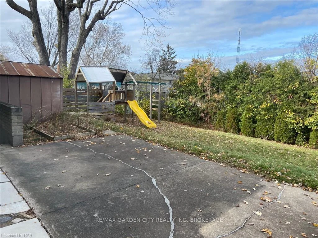 Photo 43 of Unit Upper, 9 Stonegate Drive, St. Catharines, Secord Woods — HOMEH