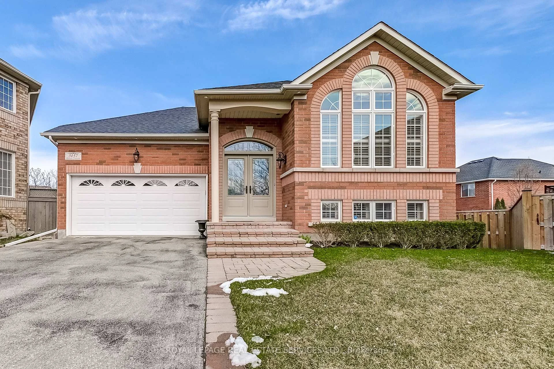 Photo 2 of 3057 Portree Crescent, Oakville, Bronte Creek — HOMEH