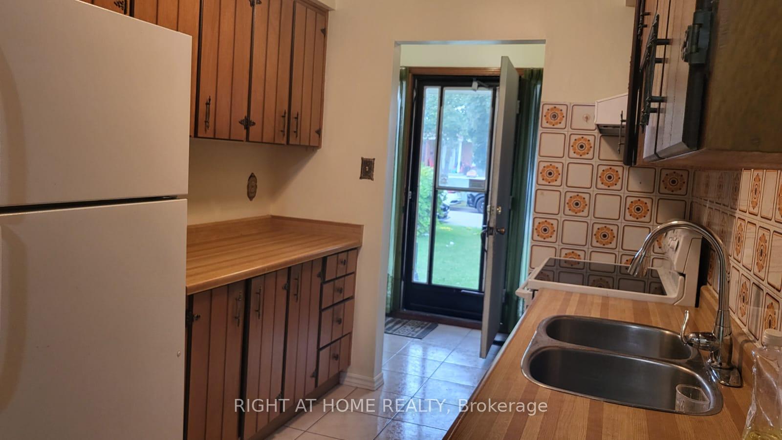 Photo 7 of 31 Manitou Crescent, Brampton, Central Park — HOMEH
