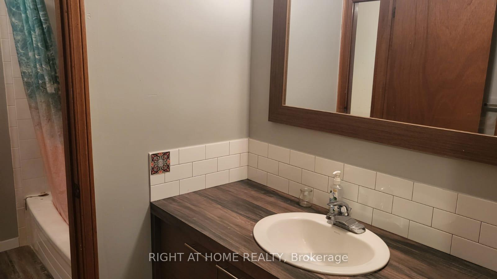 Photo 15 of 31 Manitou Crescent, Brampton, Central Park — HOMEH