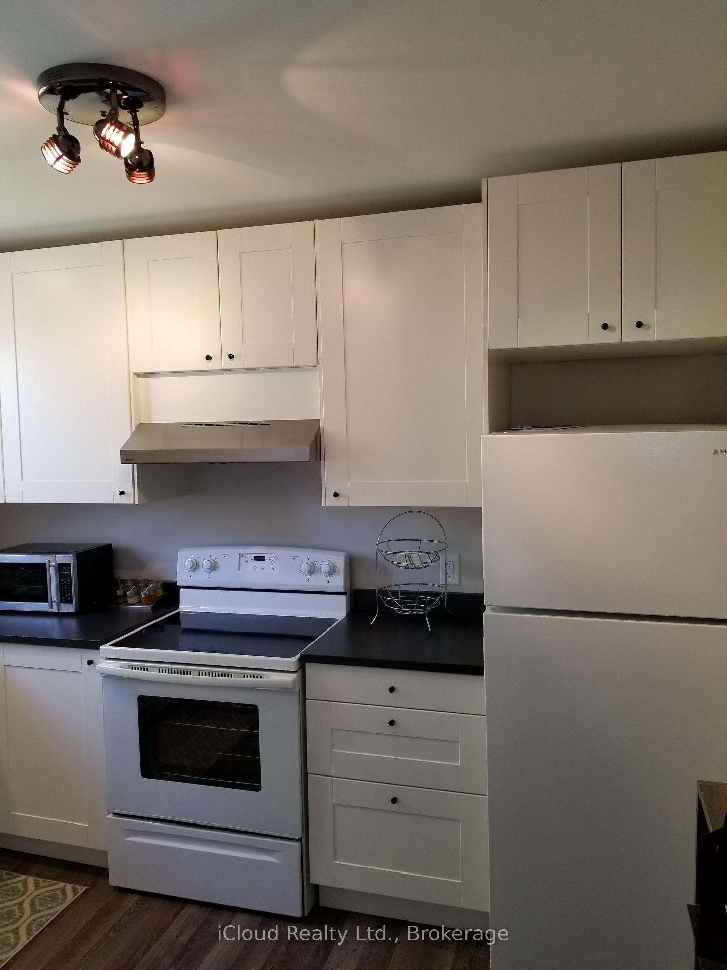 Photo 3 of Unit 2C, 795 Lakeshore Road E, Mississauga, Lakeview — HOMEH