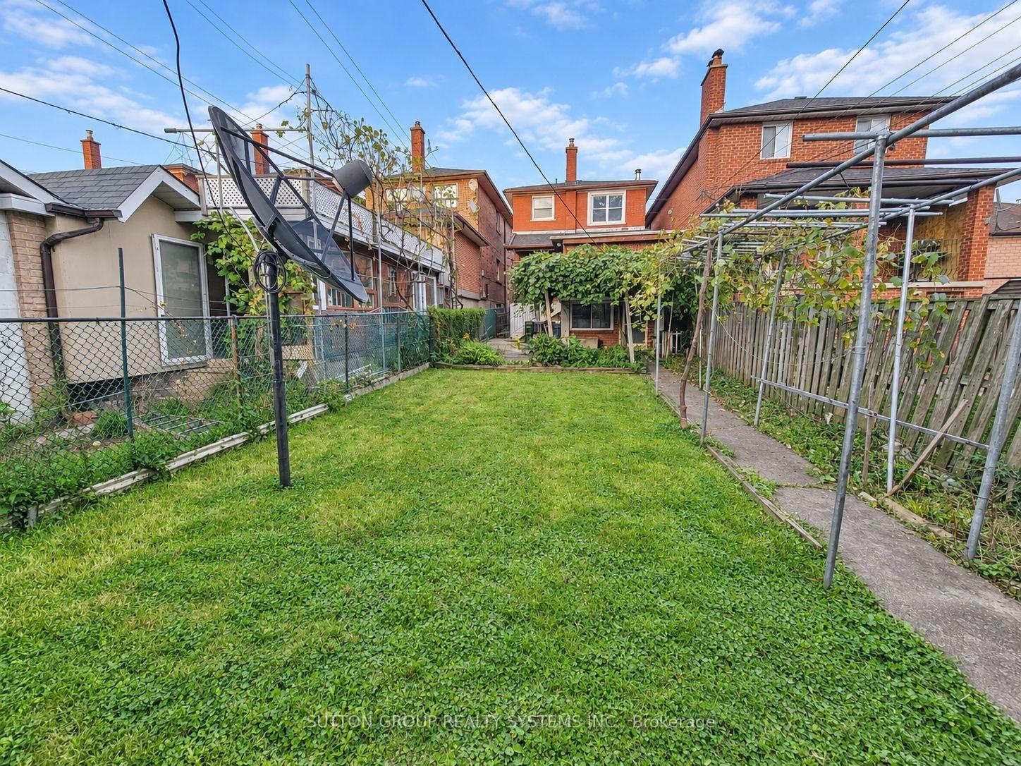 Photo 32 of 142 Ennerdale Road, Toronto, Caledonia-Fairbank — HOMEH