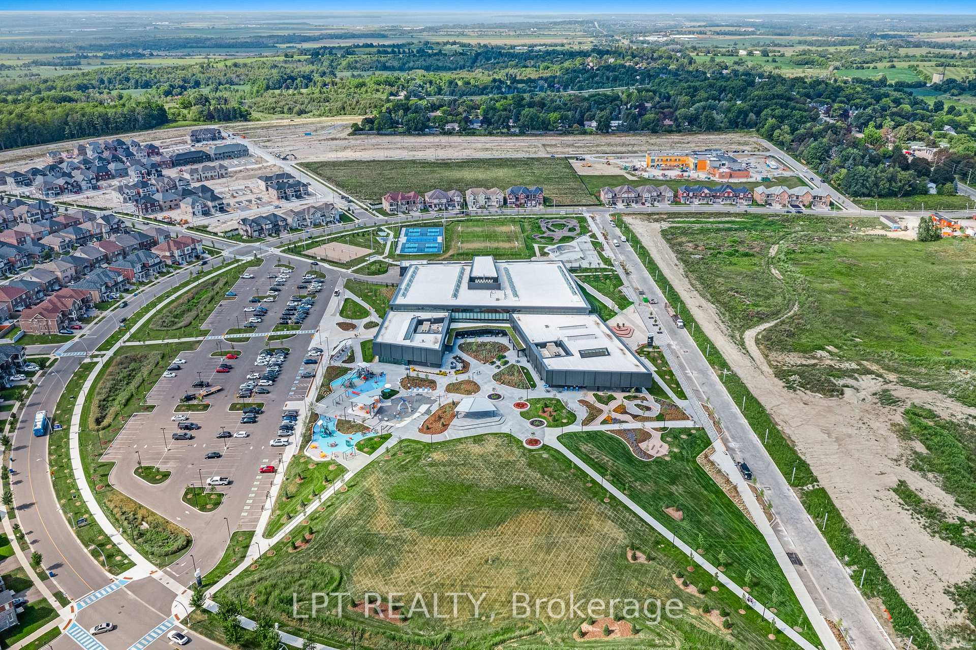 Photo 32 of 33 Mondial Crescent, East Gwillimbury, Queensville — HOMEH