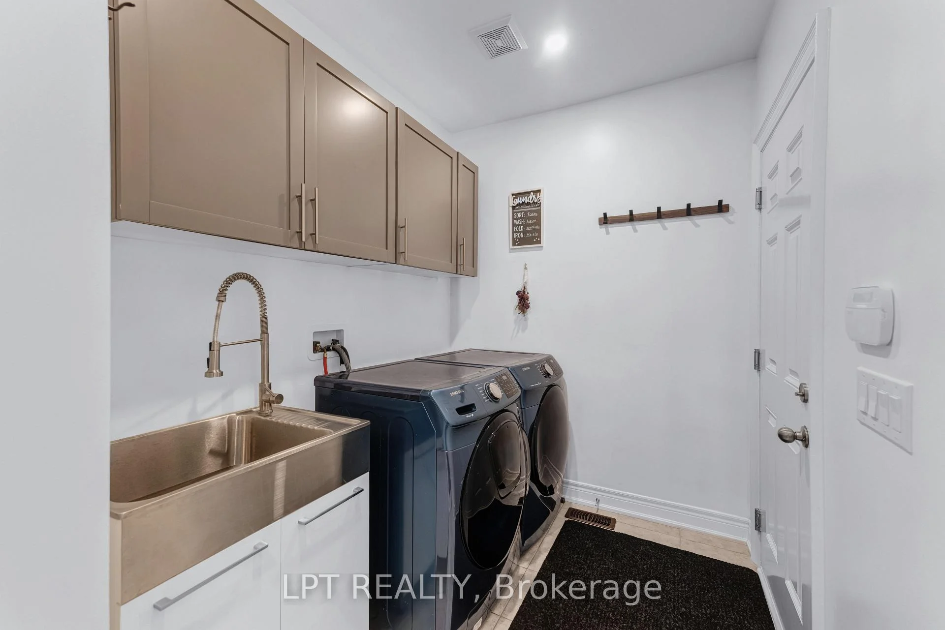 Photo 15 of 33 Mondial Crescent, East Gwillimbury, Queensville — HOMEH