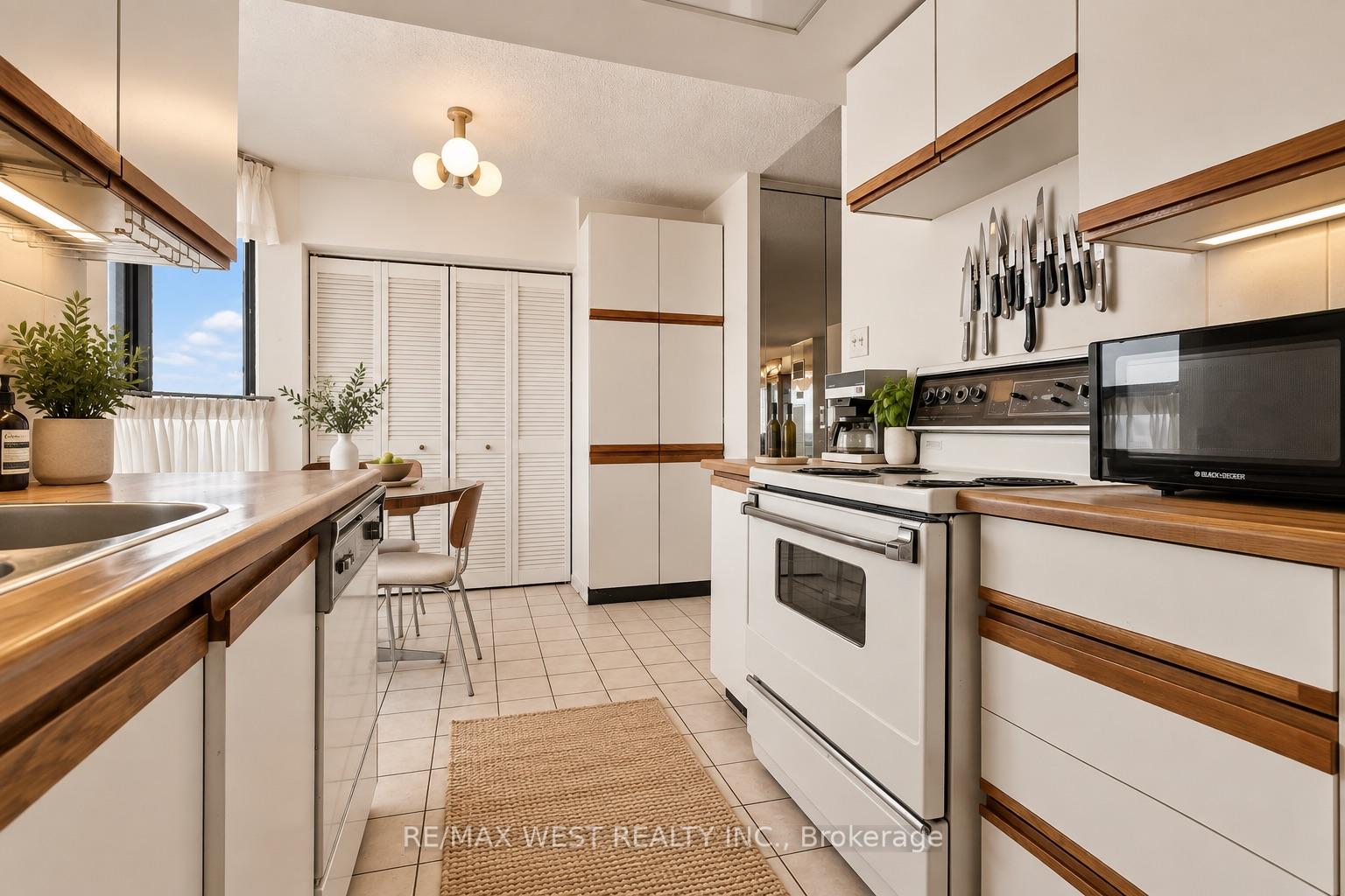 Photo 7 of Unit 2702, 80 Antibes Drive, North York, Westminster-Branson — HOMEH