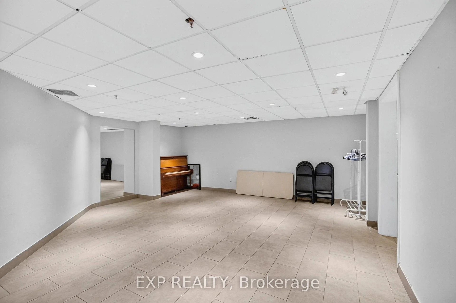 Photo 4 of Unit 808, 2323 Confederation Parkway, Mississauga, Cooksville — HOMEH
