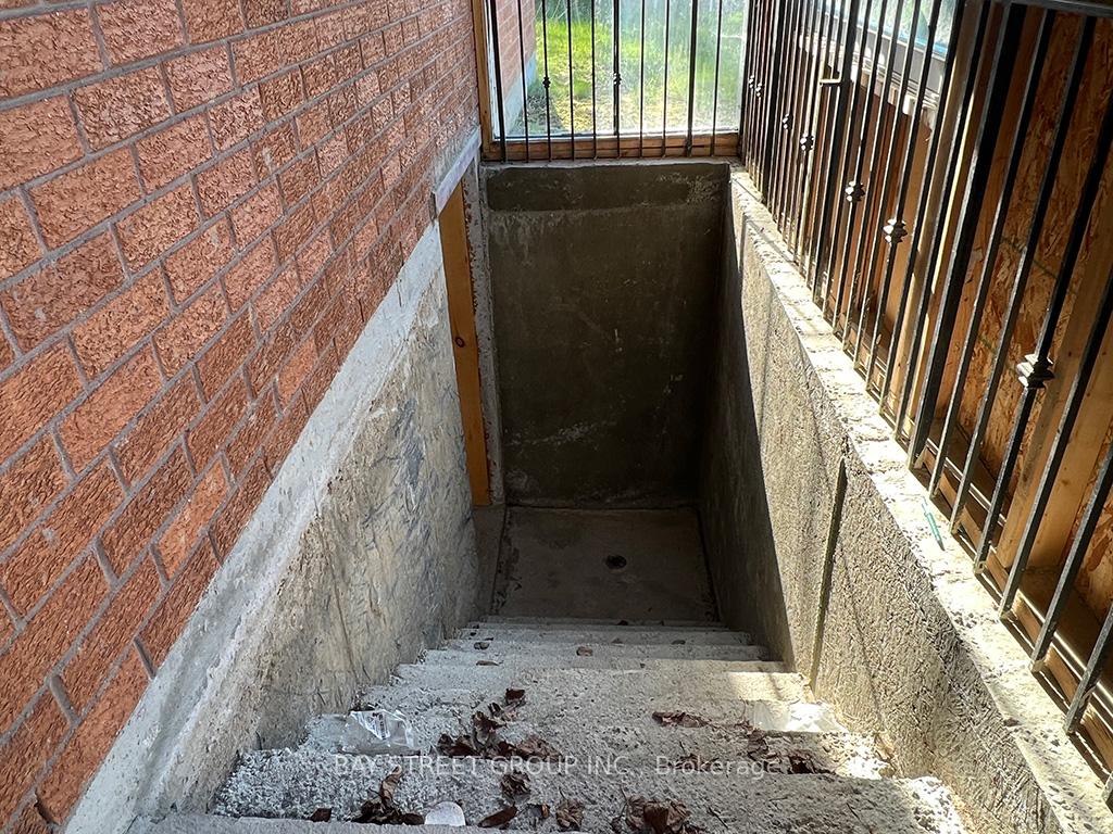 Photo 5 of Bsmt 50 Coppard Ave, Markham, Middlefield — HOMEH