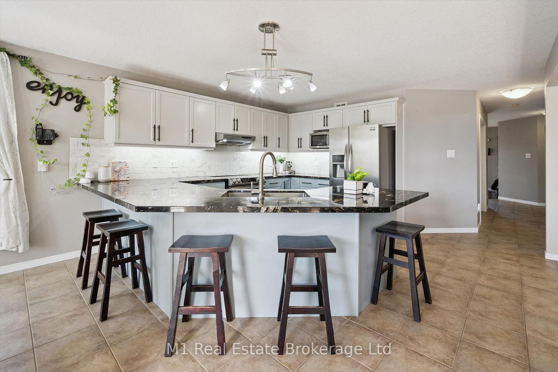 Photo 8 of 46 Paulstown Crescent, Guelph, Clairfields/Hanlon Business Park — HOMEH