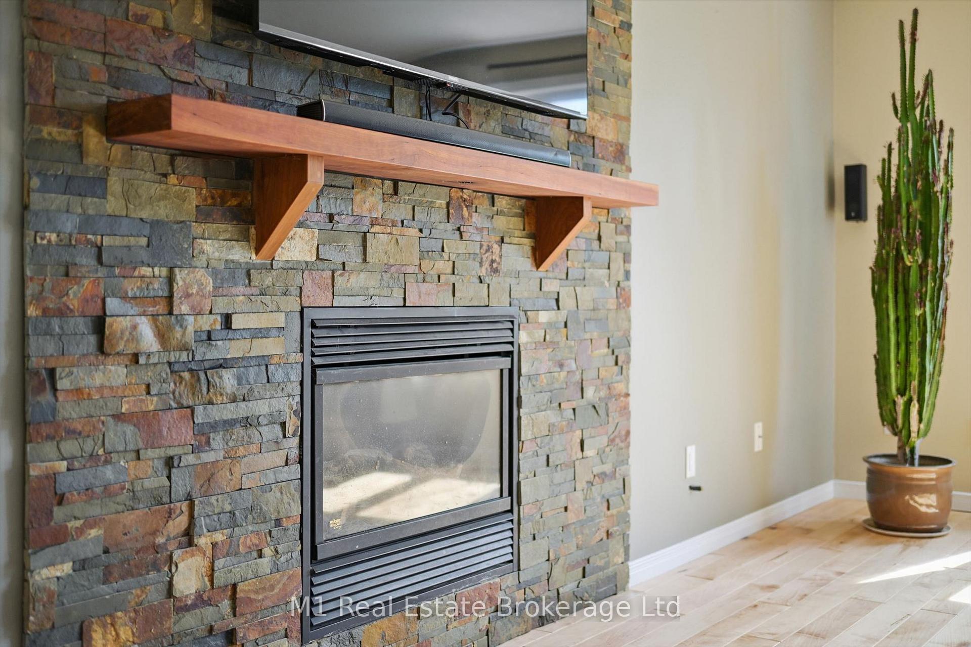 Photo 6 of 46 Paulstown Crescent, Guelph, Clairfields/Hanlon Business Park — HOMEH