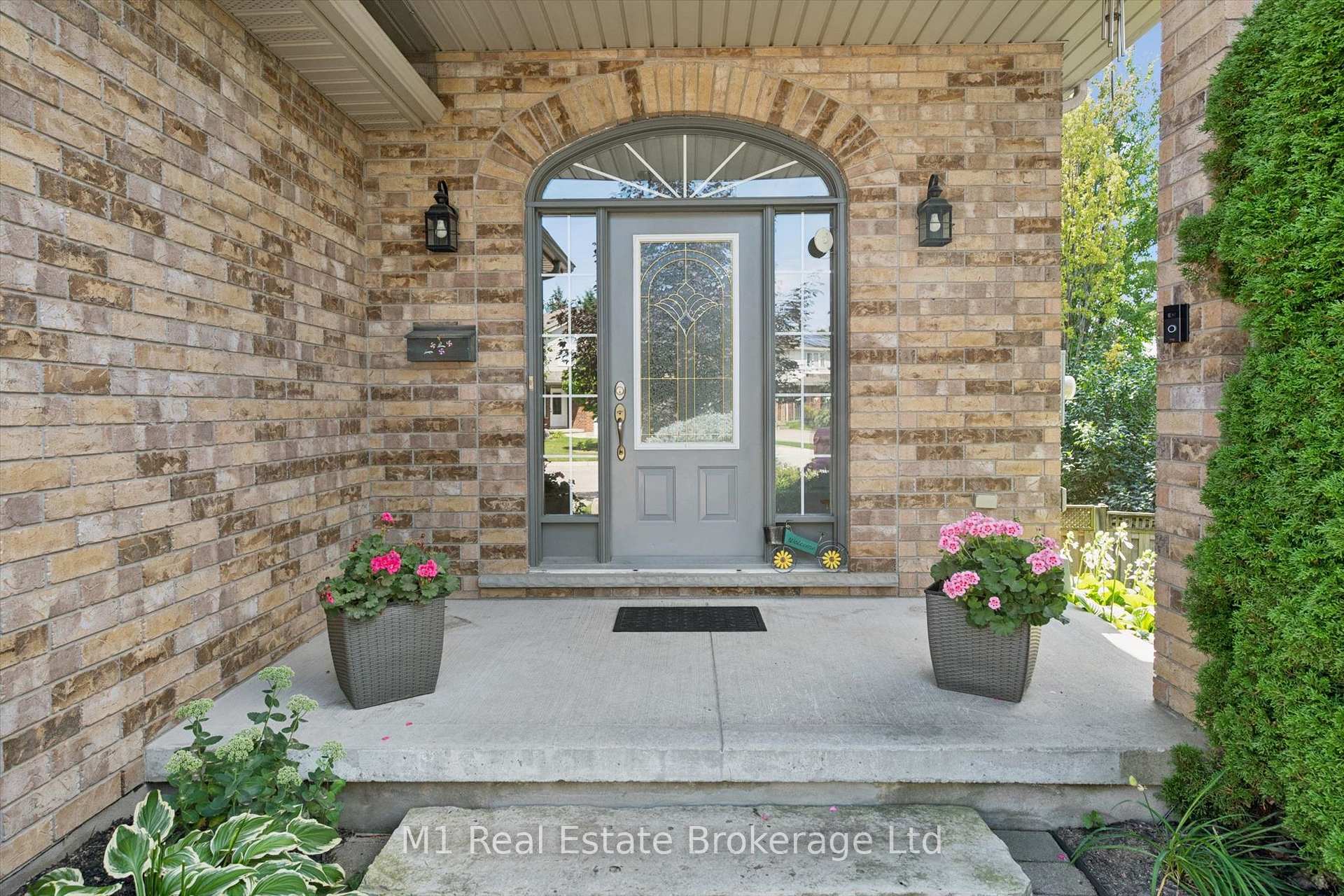Photo 2 of 46 Paulstown Crescent, Guelph, Clairfields/Hanlon Business Park — HOMEH