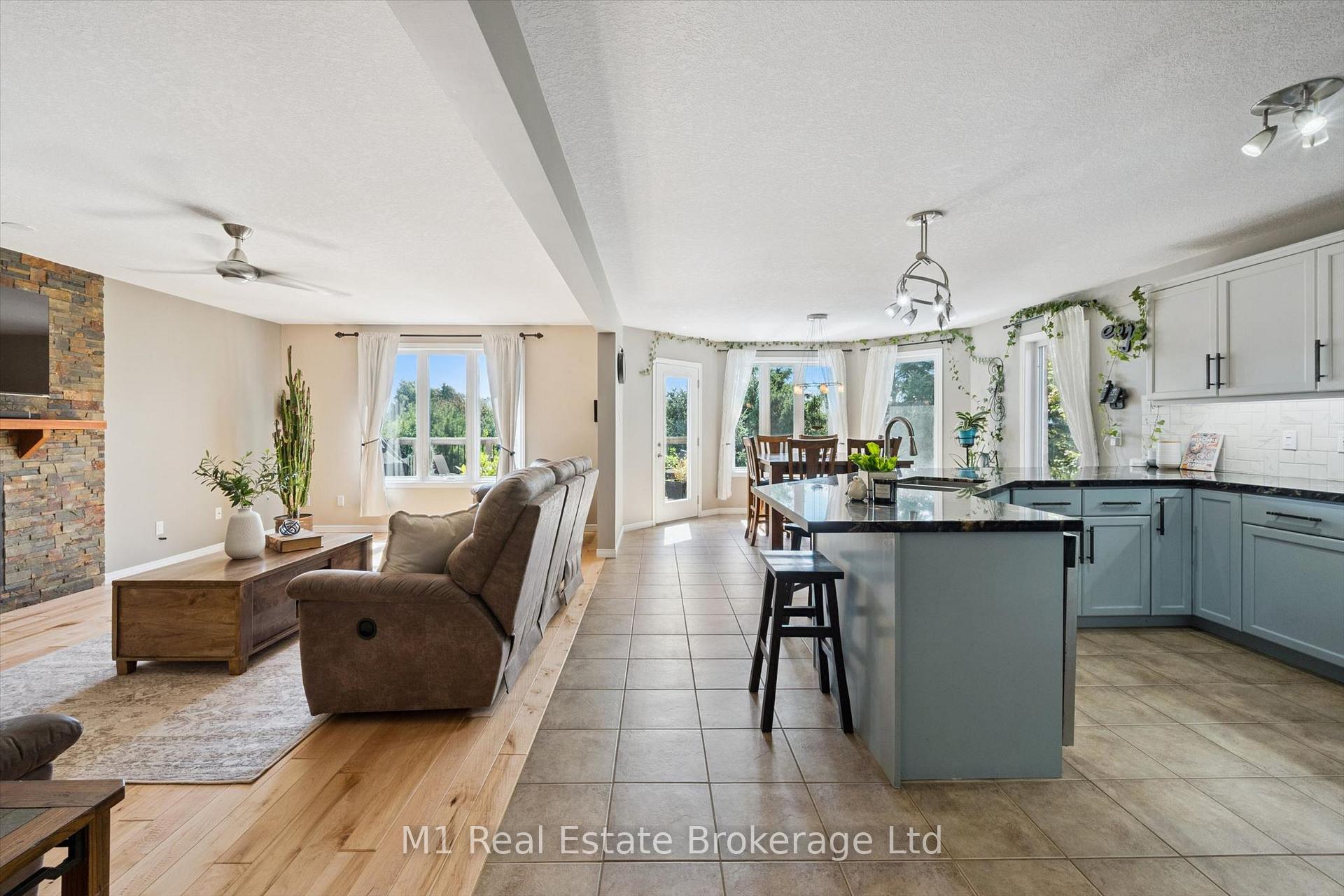 Photo 4 of 46 Paulstown Crescent, Guelph, Clairfields/Hanlon Business Park — HOMEH