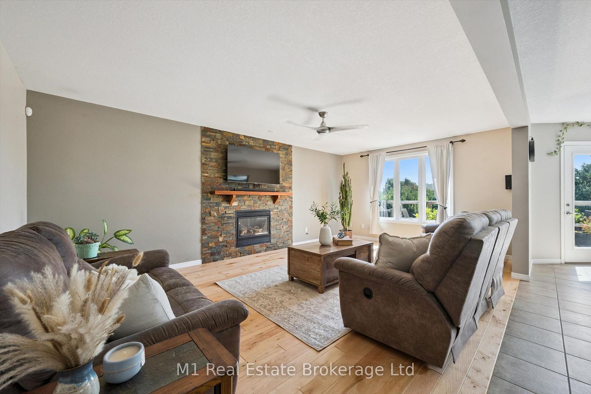 Photo 5 of 46 Paulstown Crescent, Guelph, Clairfields/Hanlon Business Park — HOMEH