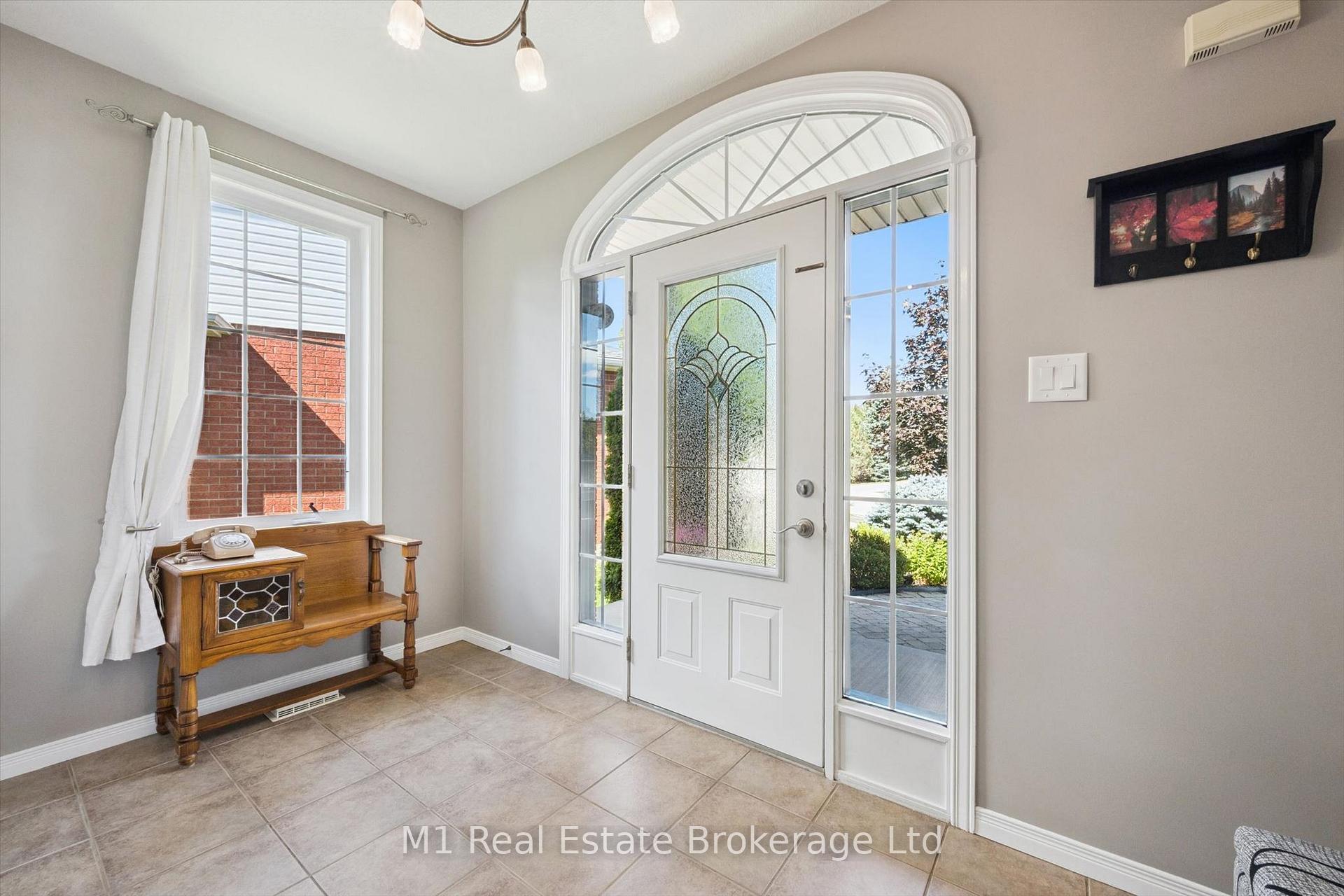 Photo 3 of 46 Paulstown Crescent, Guelph, Clairfields/Hanlon Business Park — HOMEH