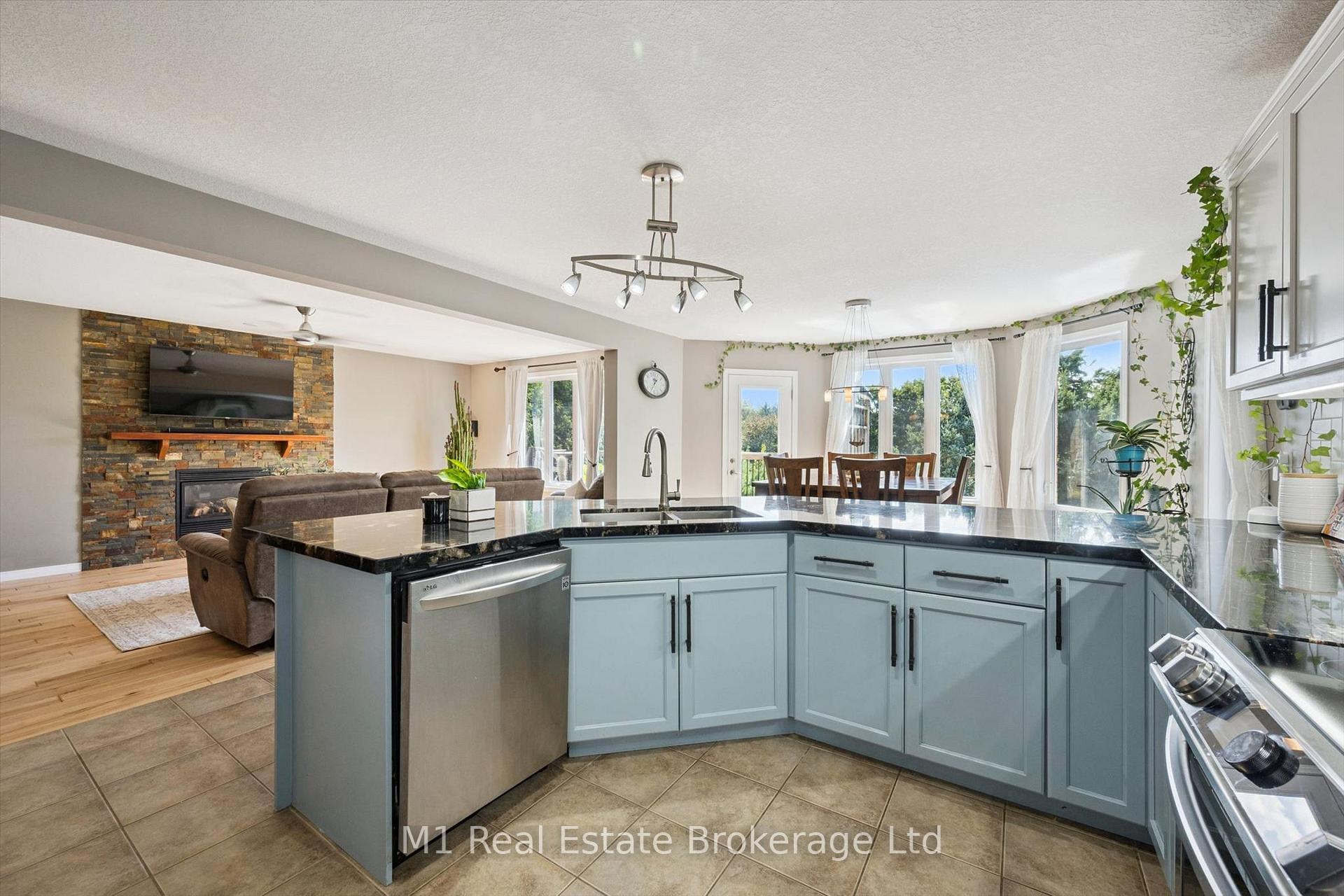 Photo 11 of 46 Paulstown Crescent, Guelph, Clairfields/Hanlon Business Park — HOMEH