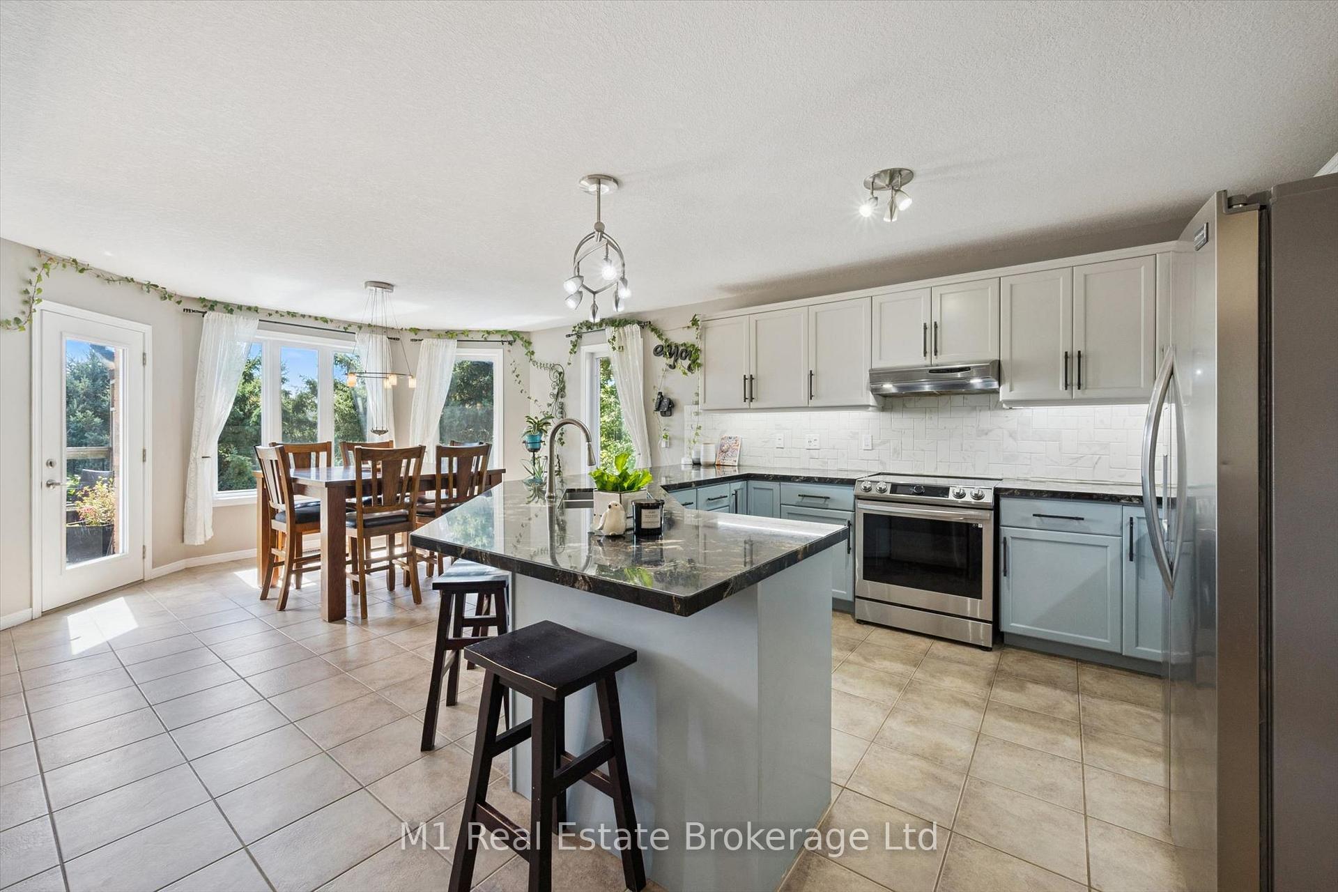 Photo 12 of 46 Paulstown Crescent, Guelph, Clairfields/Hanlon Business Park — HOMEH