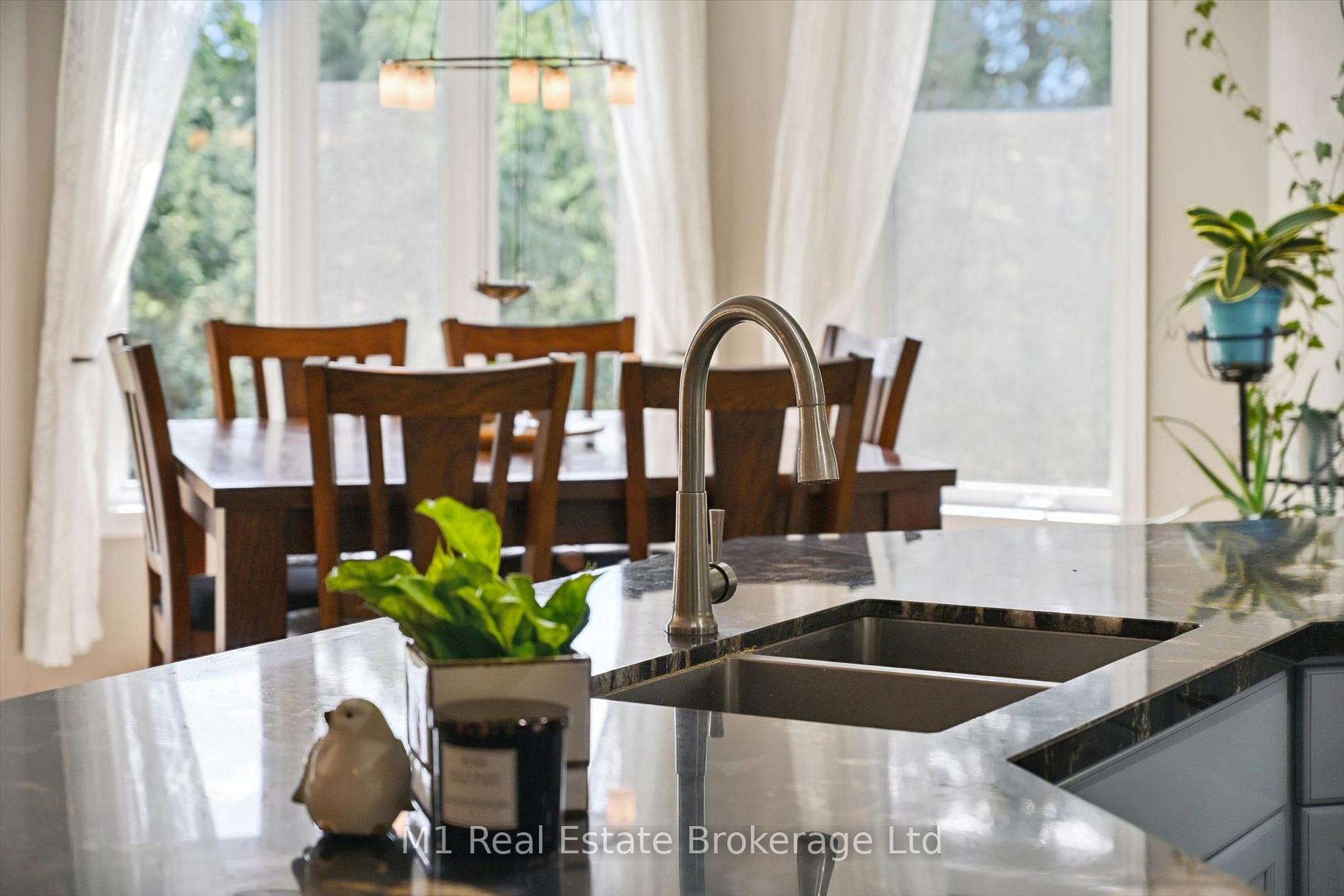 Photo 13 of 46 Paulstown Crescent, Guelph, Clairfields/Hanlon Business Park — HOMEH