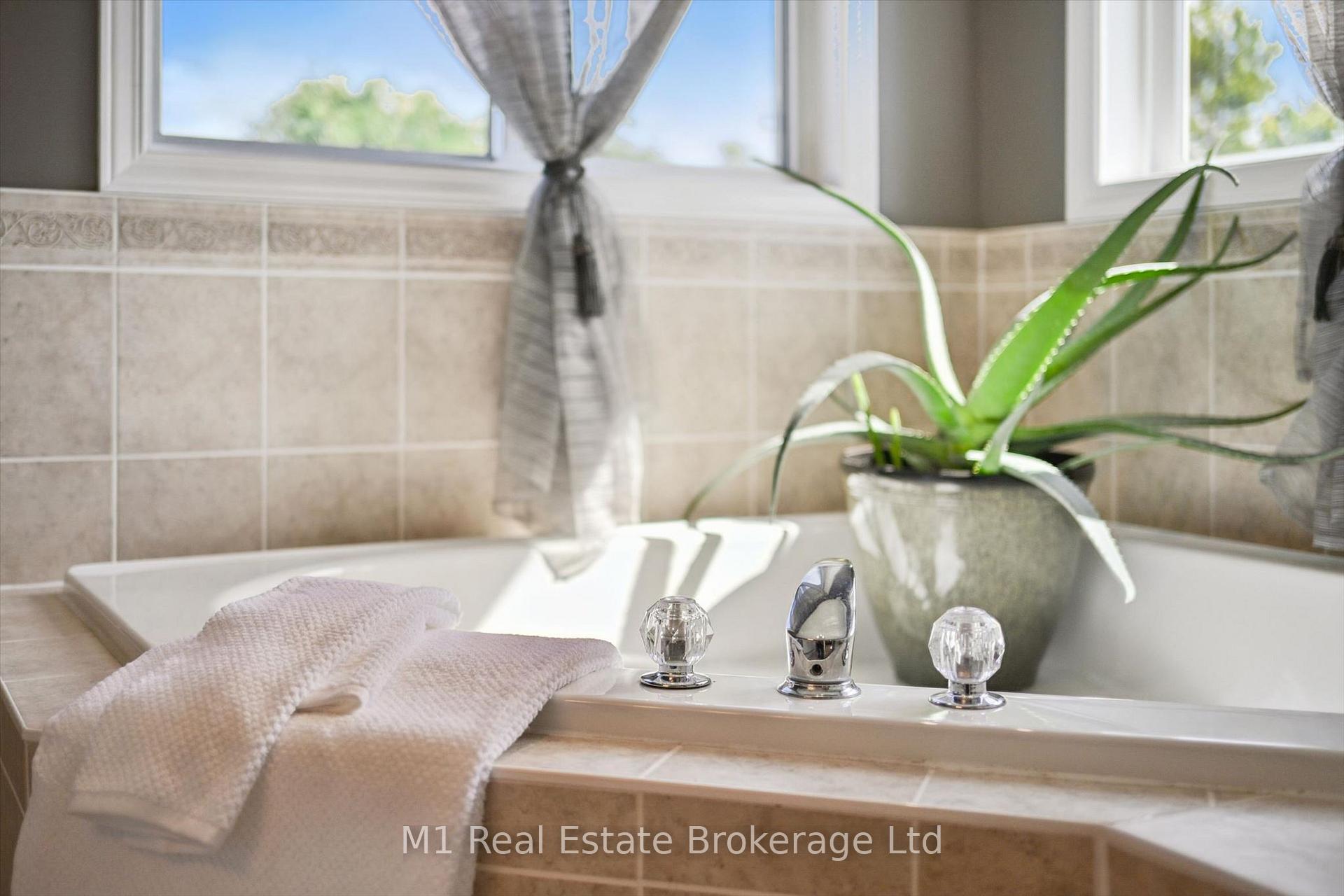 Photo 28 of 46 Paulstown Crescent, Guelph, Clairfields/Hanlon Business Park — HOMEH