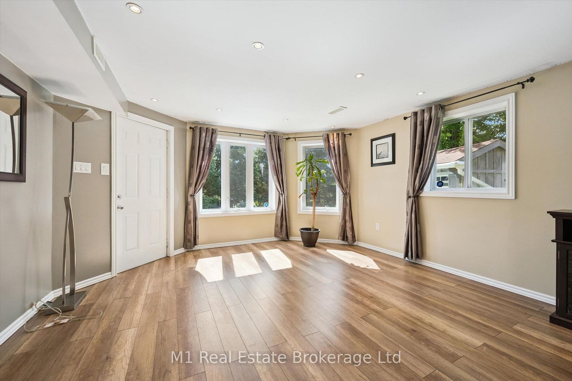 Photo 34 of 46 Paulstown Crescent, Guelph, Clairfields/Hanlon Business Park — HOMEH