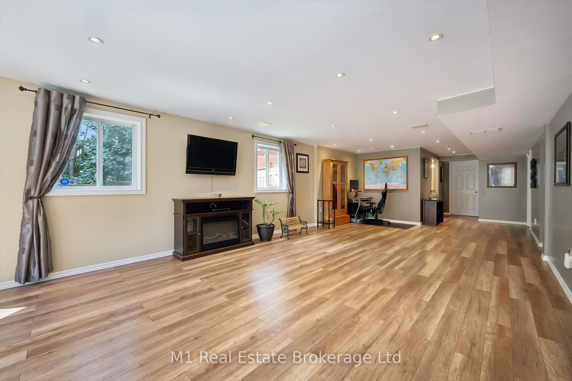 Photo 35 of 46 Paulstown Crescent, Guelph, Clairfields/Hanlon Business Park — HOMEH