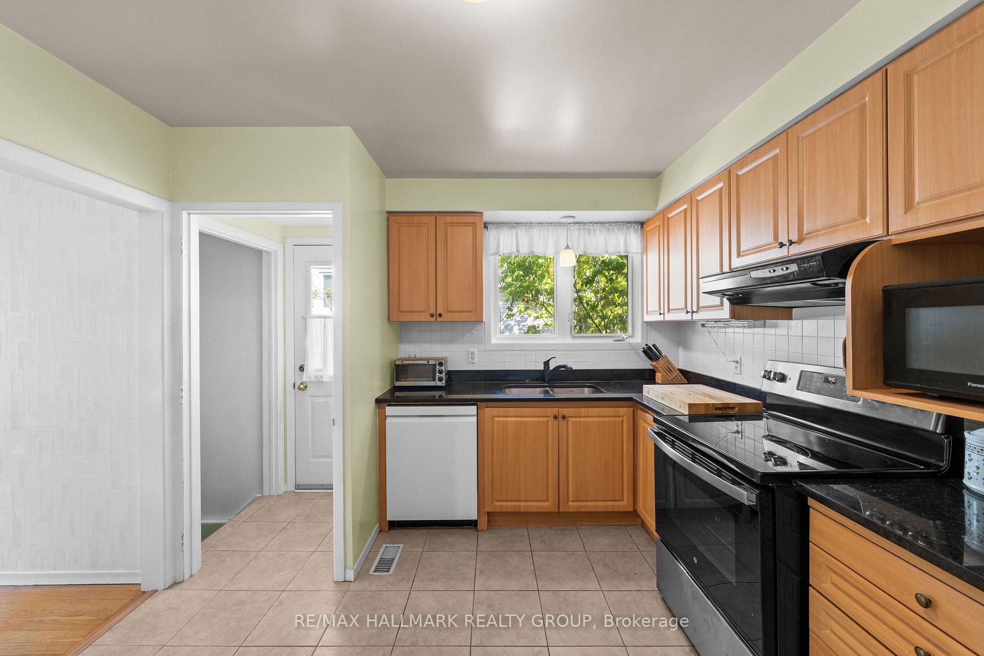 Photo 8 of 29 Wylie Avenue, Ottawa, Britannia — HOMEH