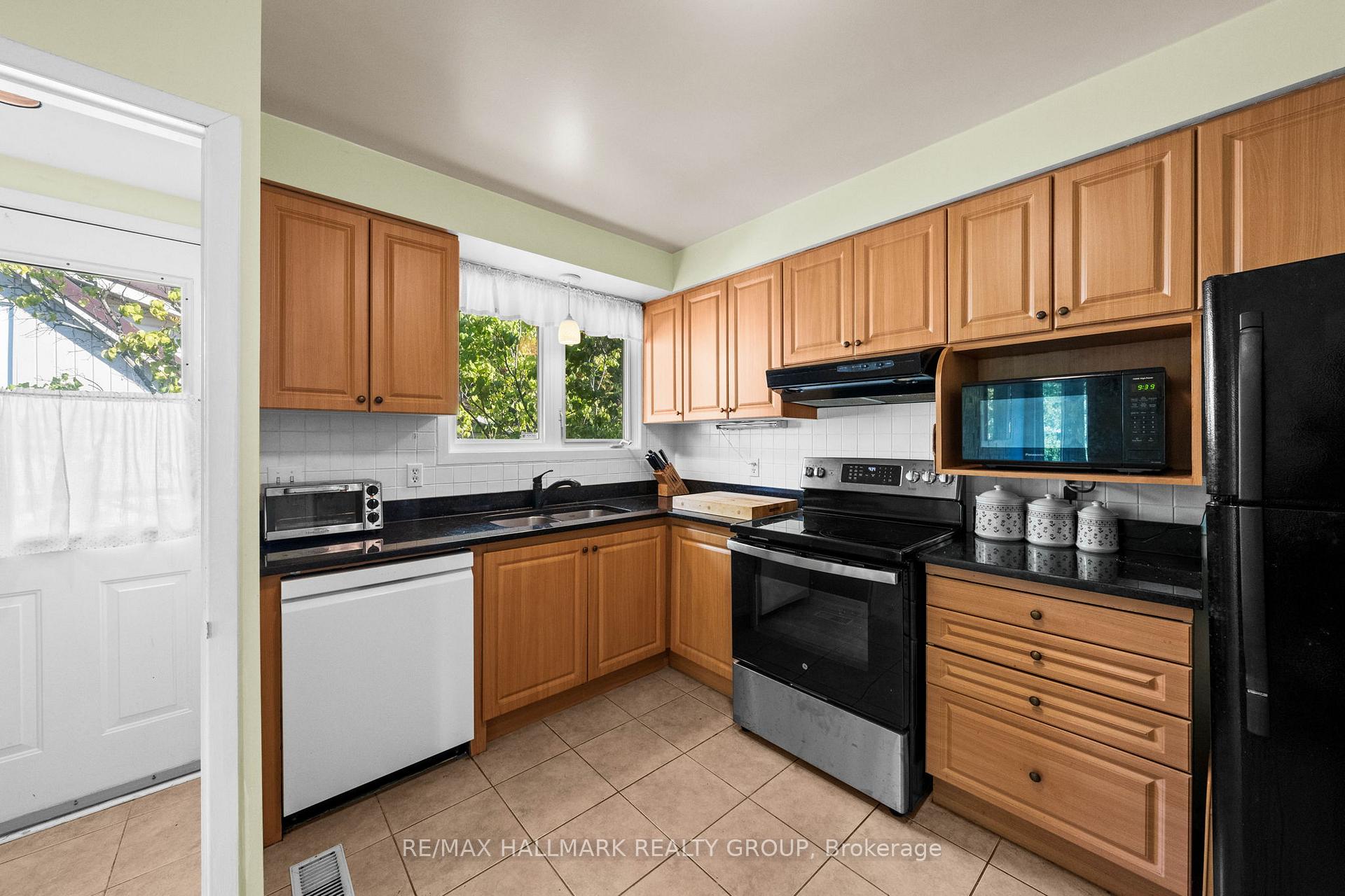 Photo 9 of 29 Wylie Avenue, Ottawa, Britannia — HOMEH