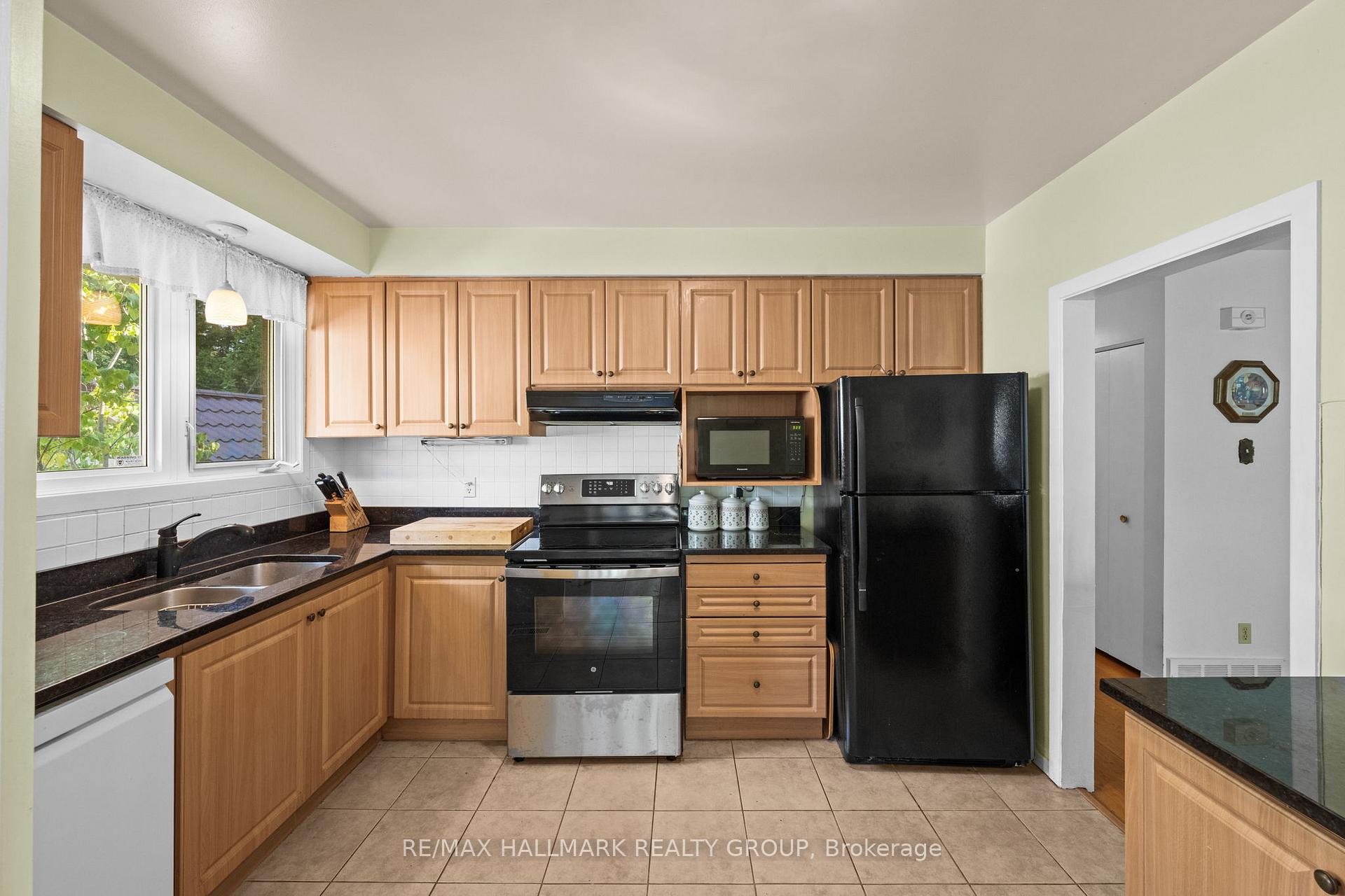 Photo 10 of 29 Wylie Avenue, Ottawa, Britannia — HOMEH