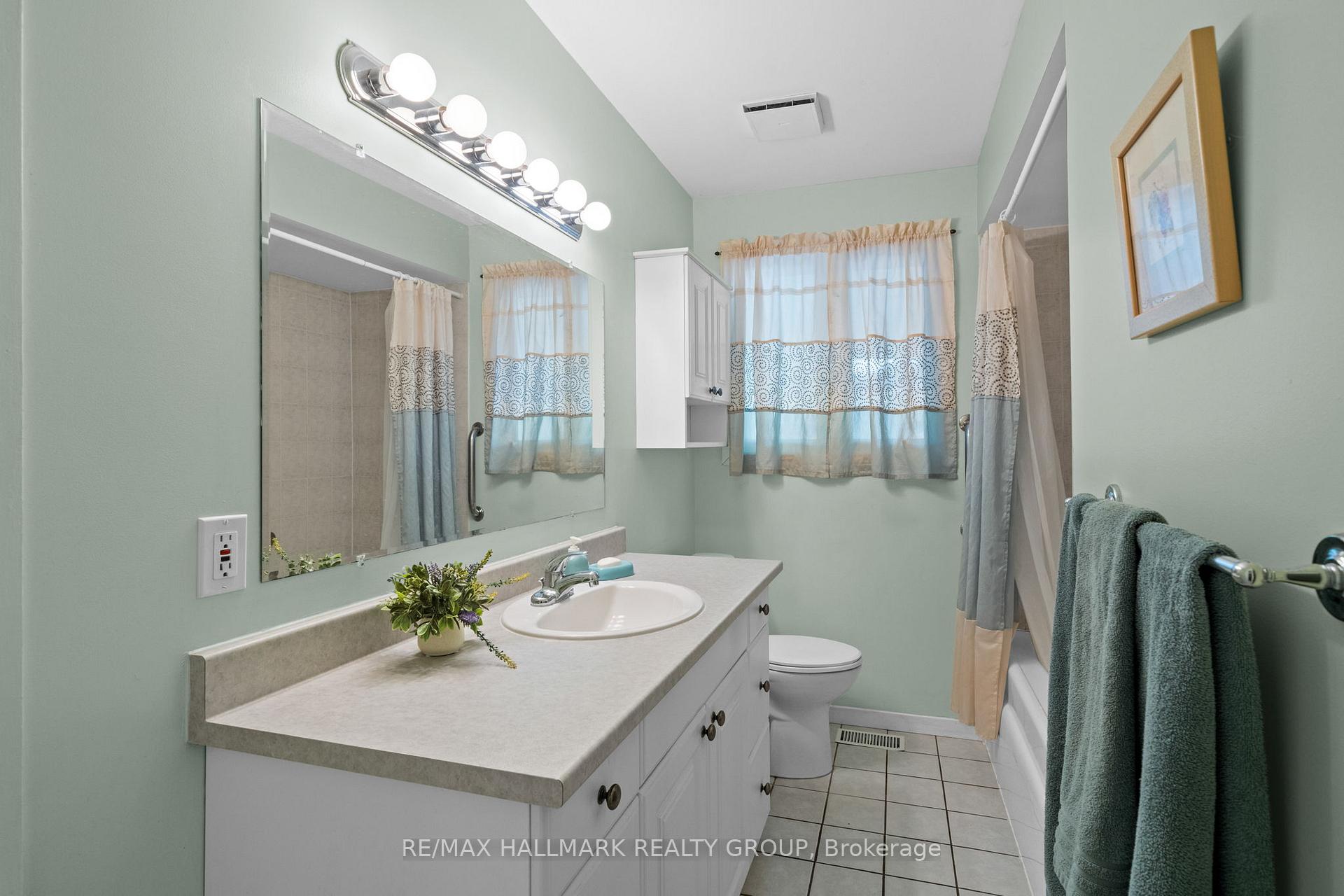 Photo 18 of 29 Wylie Avenue, Ottawa, Britannia — HOMEH