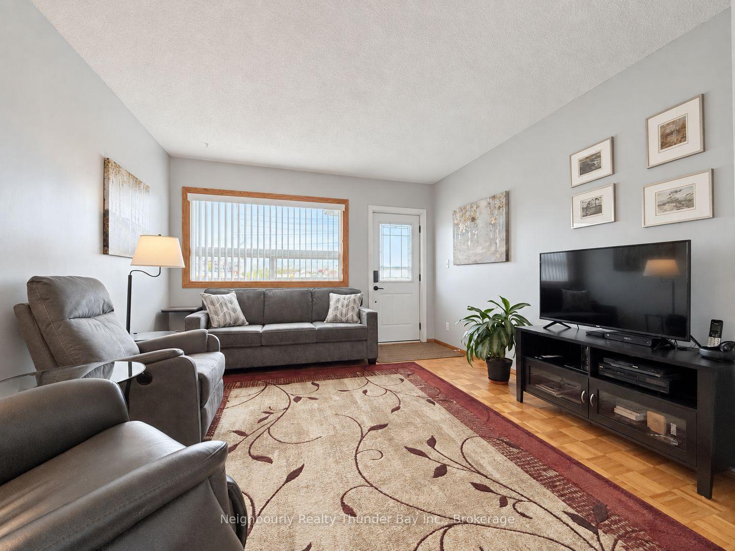 Photo 4 of 27 Algonquin Avenue N, Thunder Bay, College Heights — HOMEH