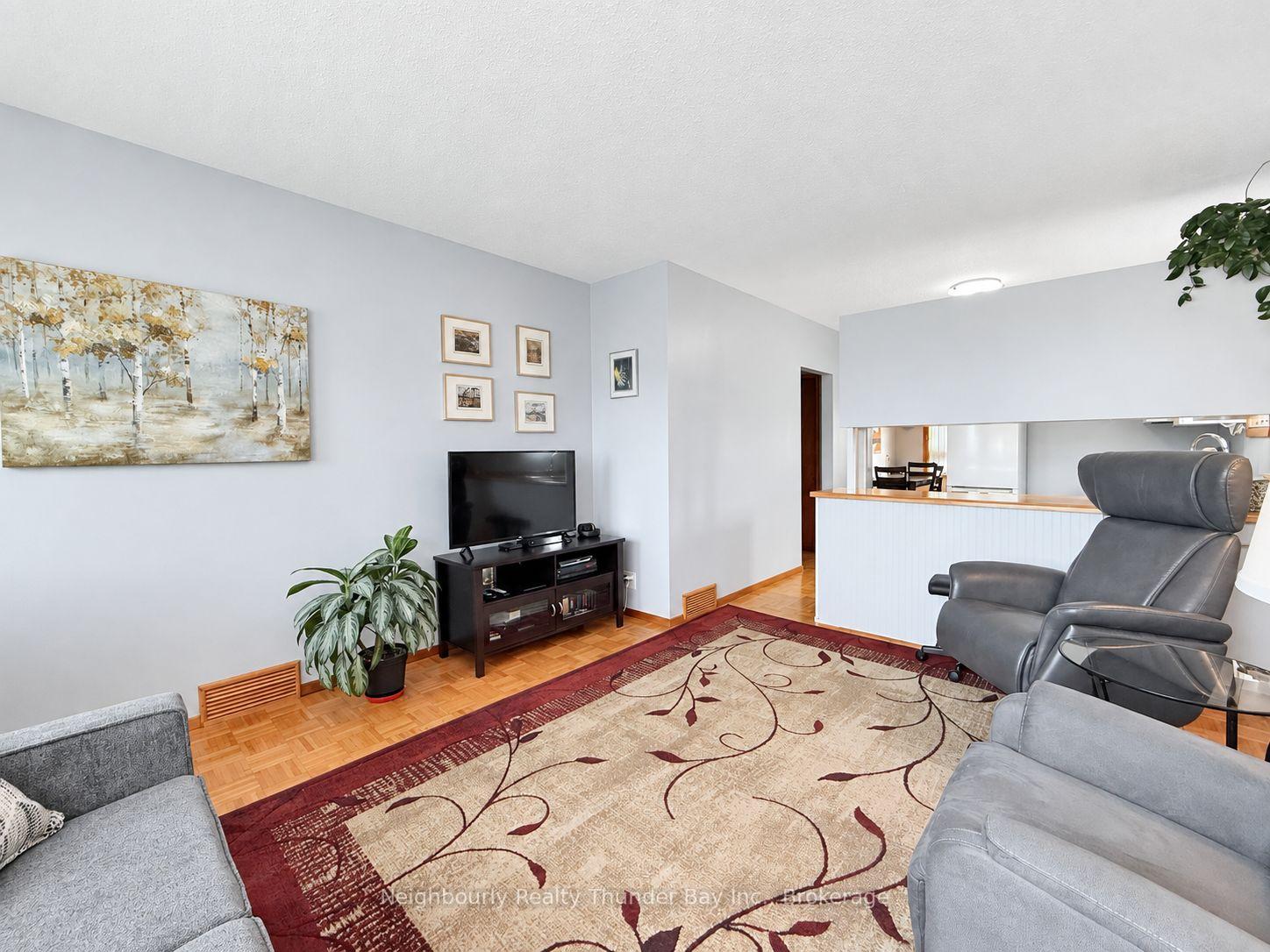 Photo 5 of 27 Algonquin Avenue N, Thunder Bay, College Heights — HOMEH