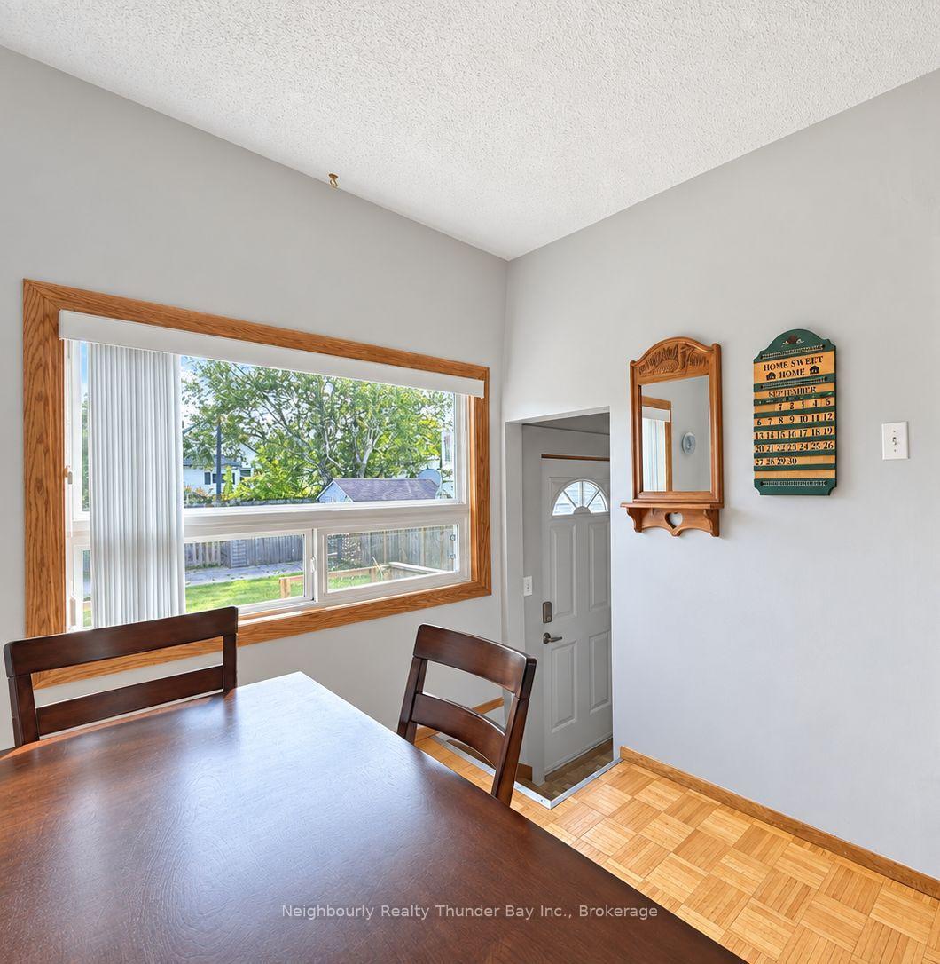 Photo 9 of 27 Algonquin Avenue N, Thunder Bay, College Heights — HOMEH