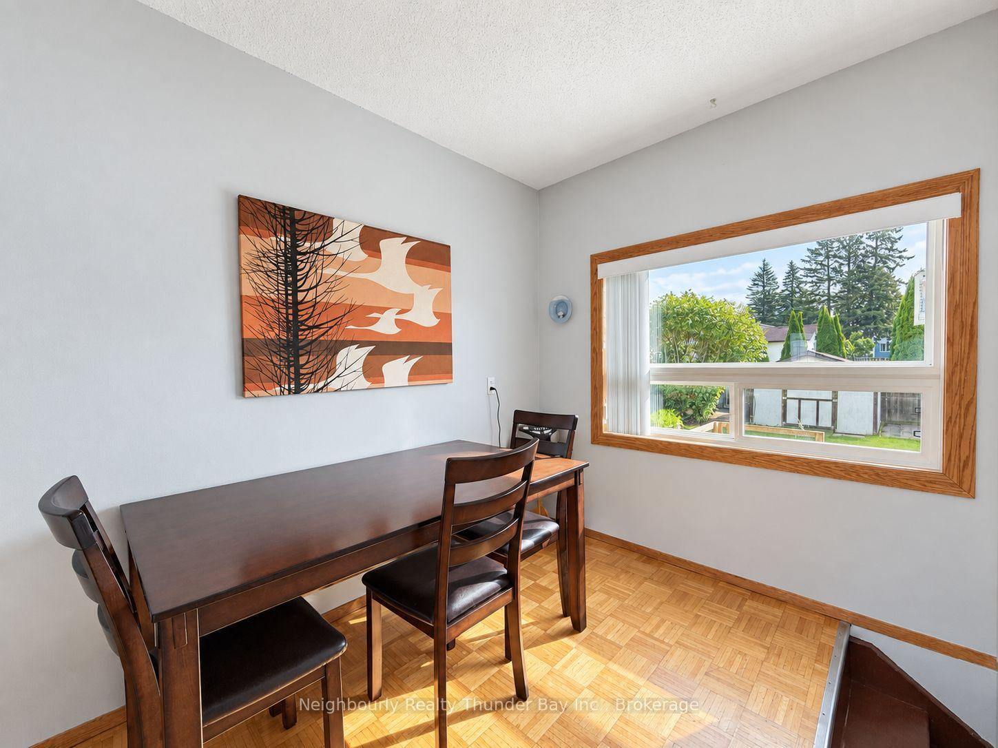 Photo 10 of 27 Algonquin Avenue N, Thunder Bay, College Heights — HOMEH