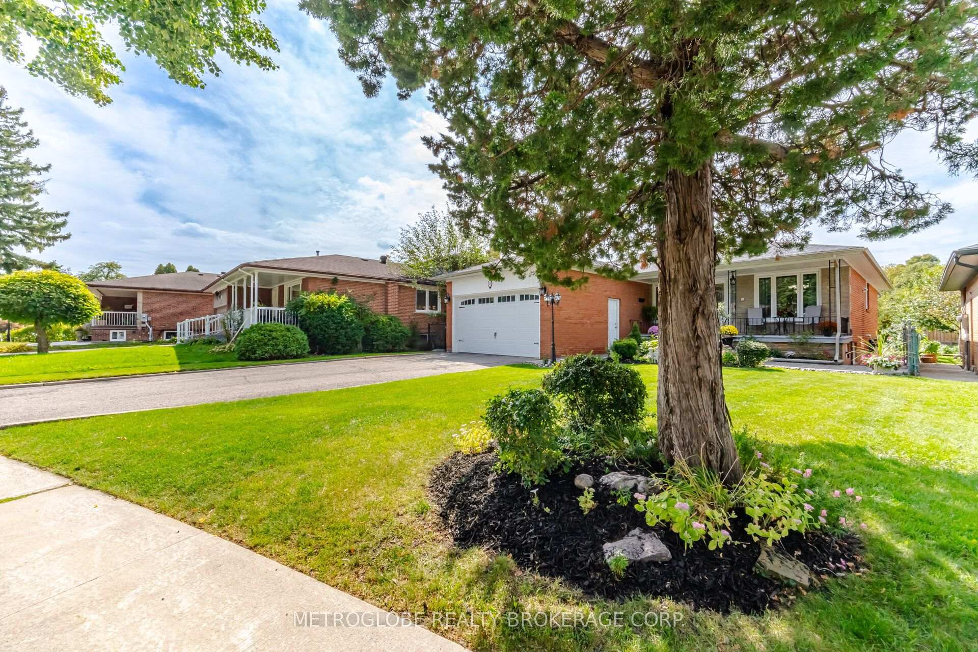 Photo 10 of 28 Eldorado Court, North York, York University Heights — HOMEH