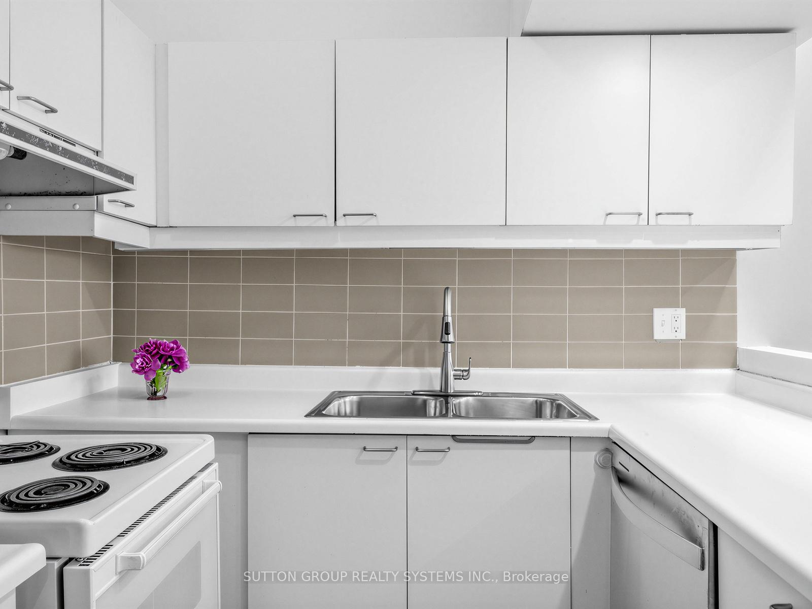 Photo 8 of Unit 5, 6 Bartlett Avenue W, Toronto, Dovercourt-Wallace Emerson-Junction — HOMEH