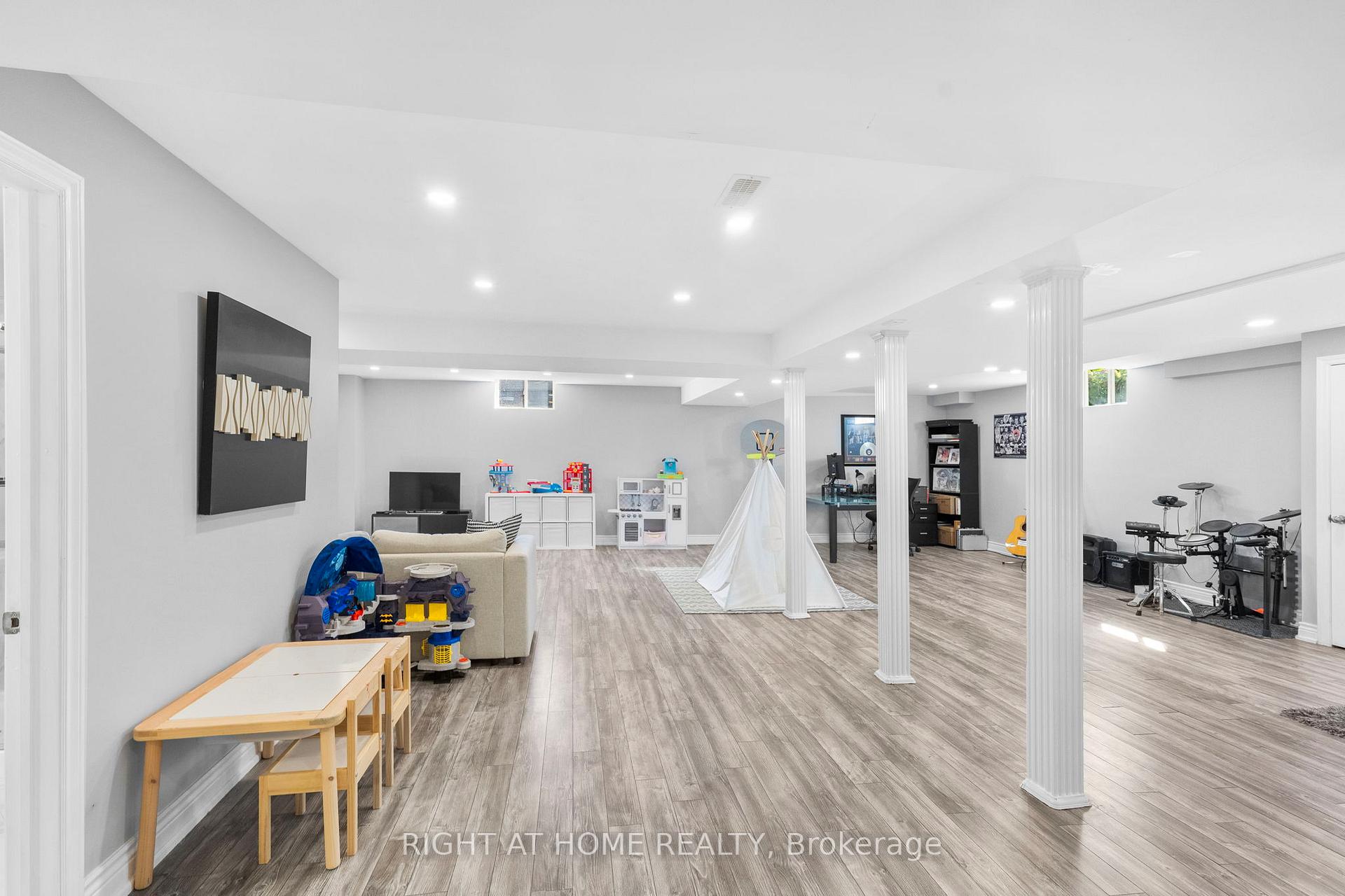 Photo 39 of 12 Donatello Court, Hamilton, Carpenter — HOMEH