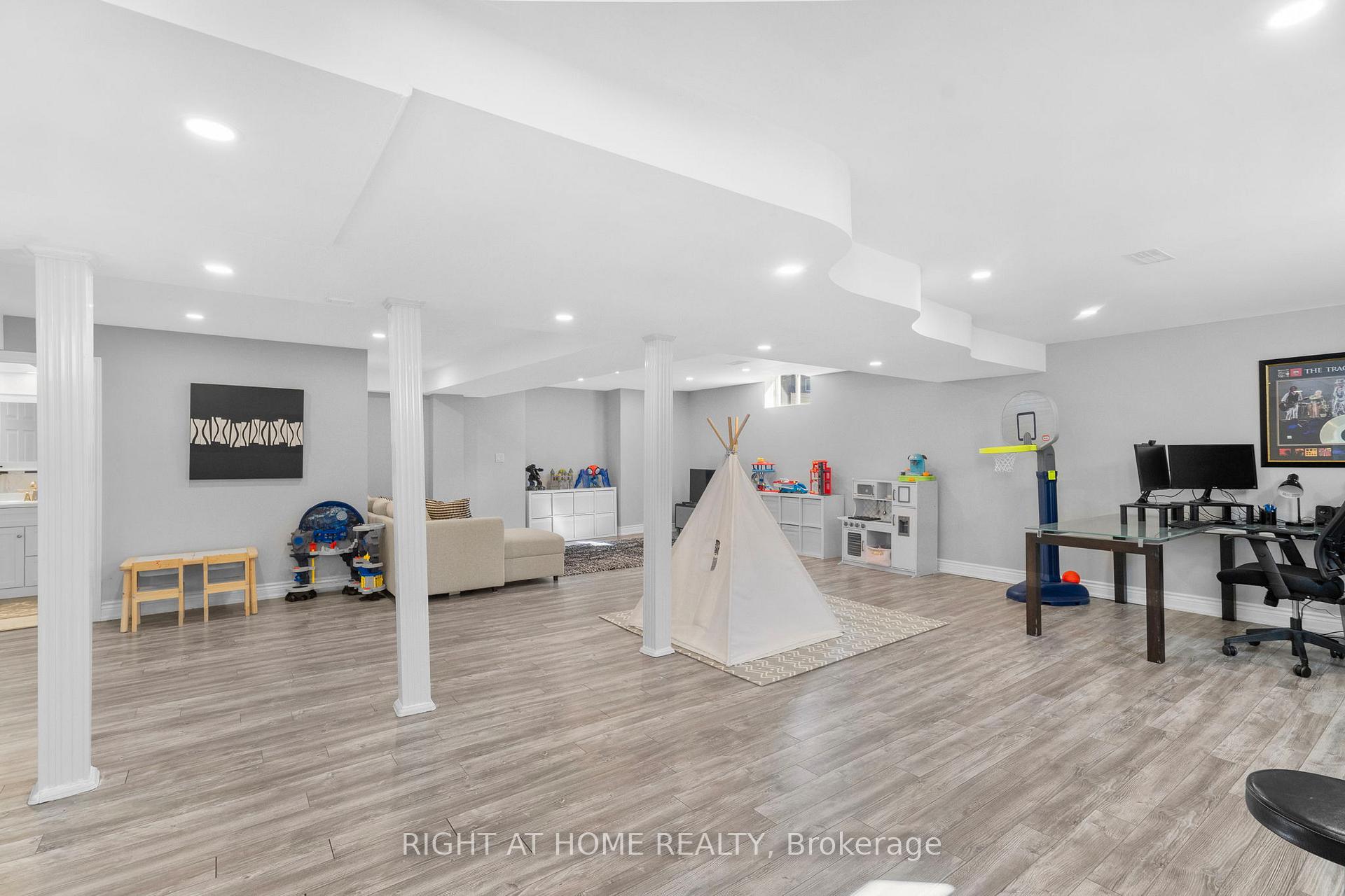 Photo 41 of 12 Donatello Court, Hamilton, Carpenter — HOMEH
