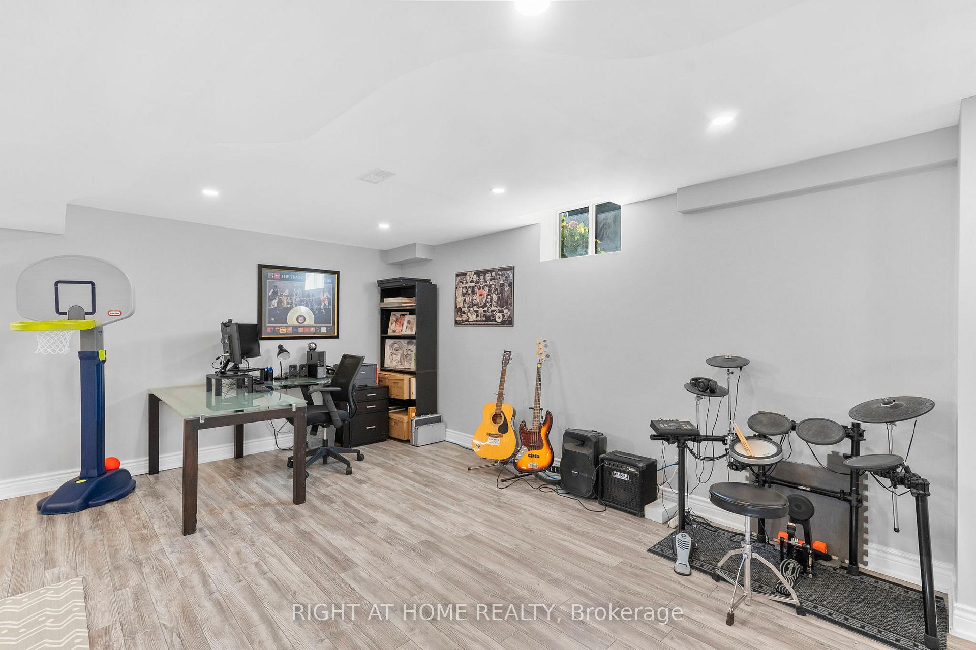 Photo 42 of 12 Donatello Court, Hamilton, Carpenter — HOMEH