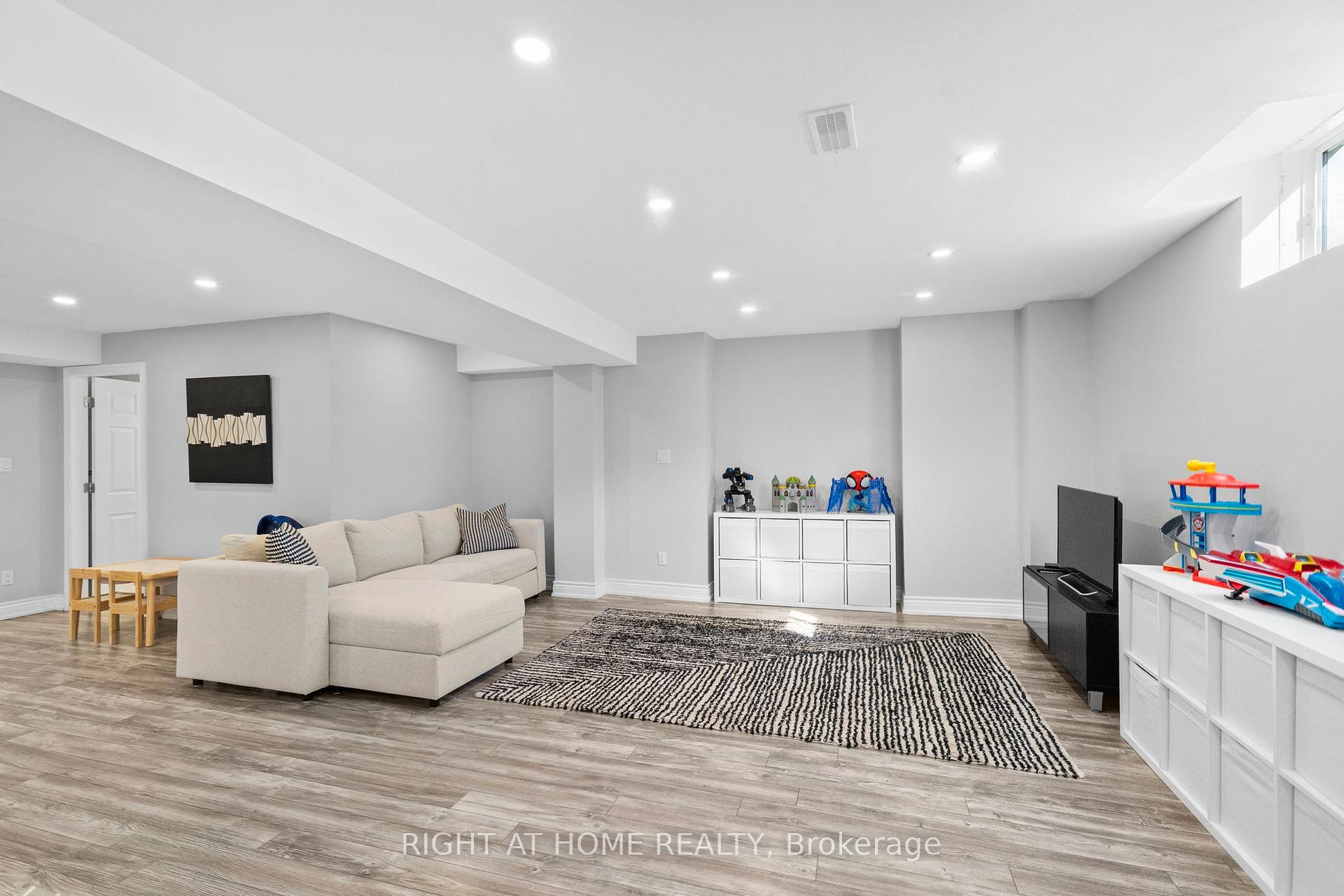 Photo 43 of 12 Donatello Court, Hamilton, Carpenter — HOMEH