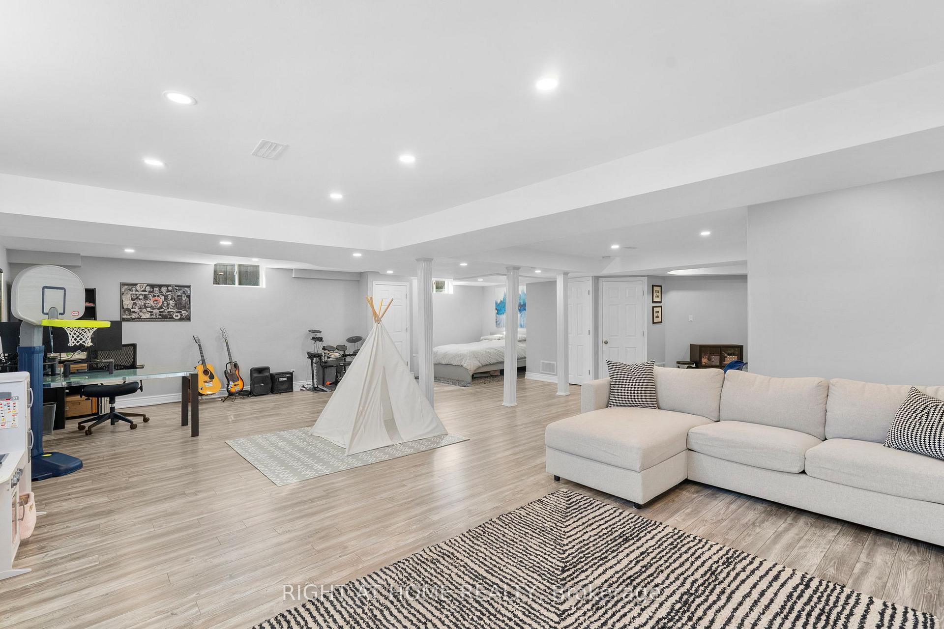 Photo 44 of 12 Donatello Court, Hamilton, Carpenter — HOMEH