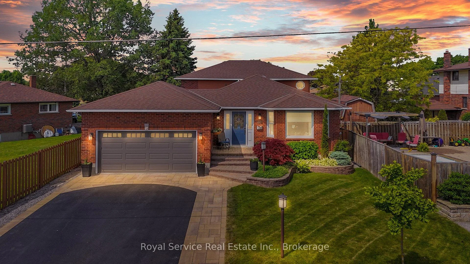 Photo 2 of 88 Simpson Avenue, Clarington, Bowmanville — HOMEH