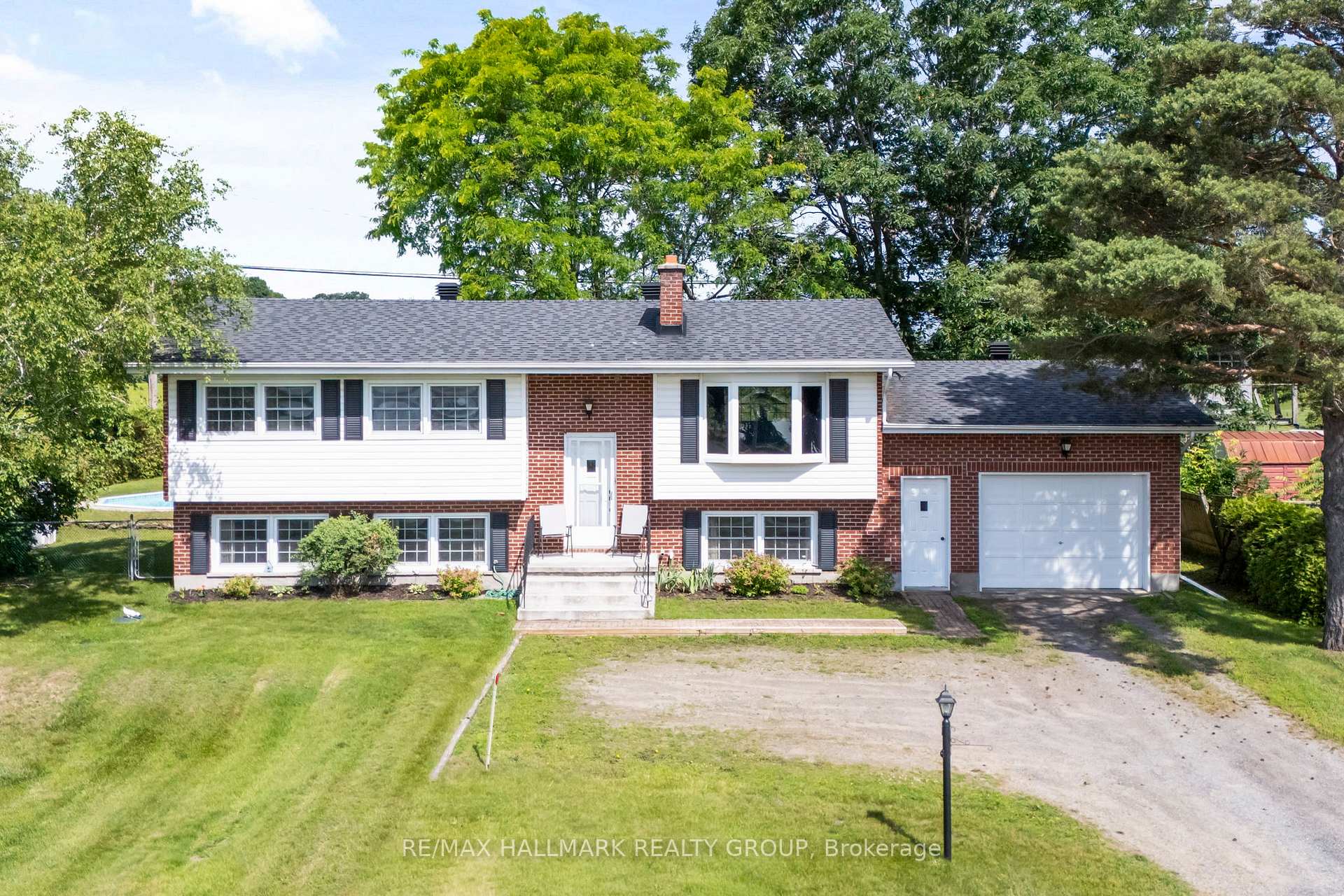 Photo 2 of 22 St Lawrence Court, Augusta, Augusta Twp — HOMEH