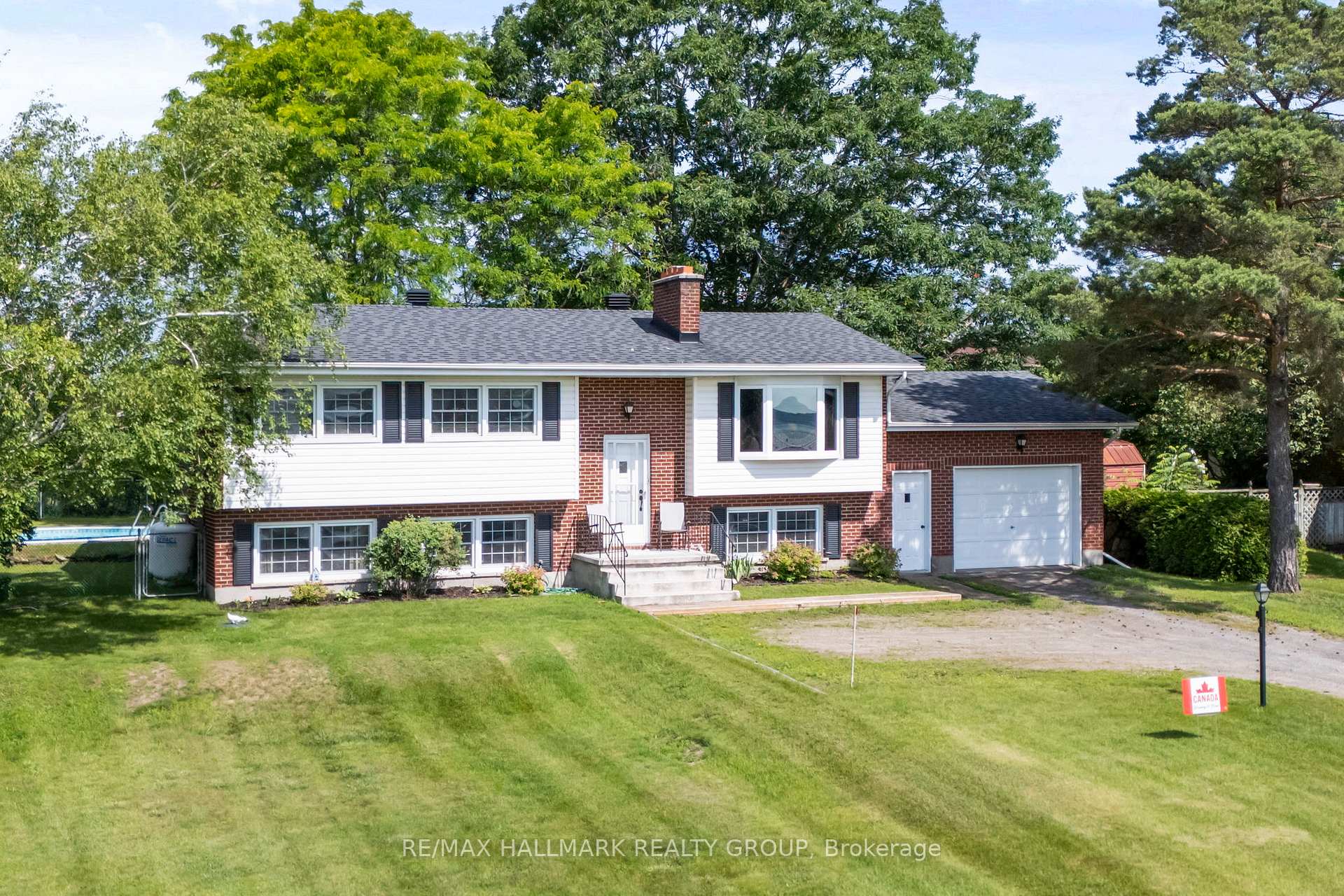 Photo 3 of 22 St Lawrence Court, Augusta, Augusta Twp — HOMEH