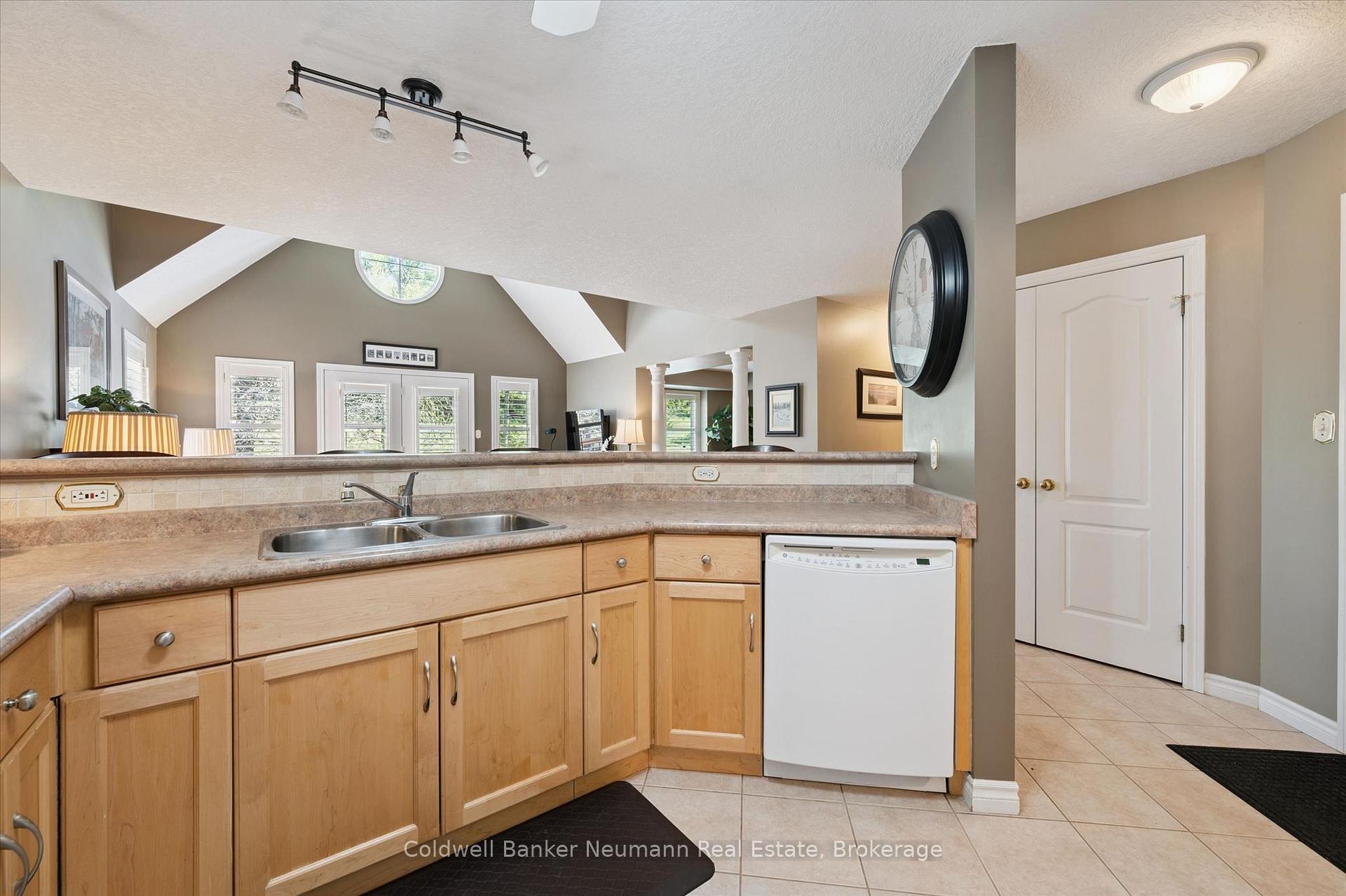 Photo 6 of 165 Terraview Crescent, Guelph, Kortright West — HOMEH