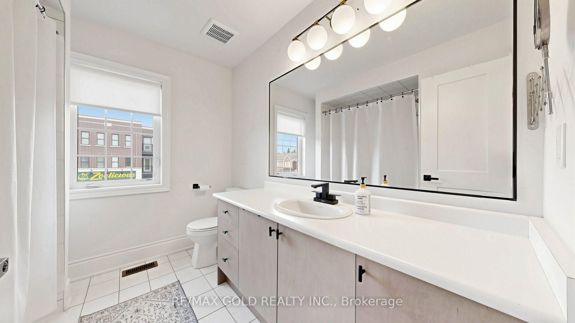 Photo 32 of 125 Burnhamthorpe Road E, Oakville, Glenorchy — HOMEH