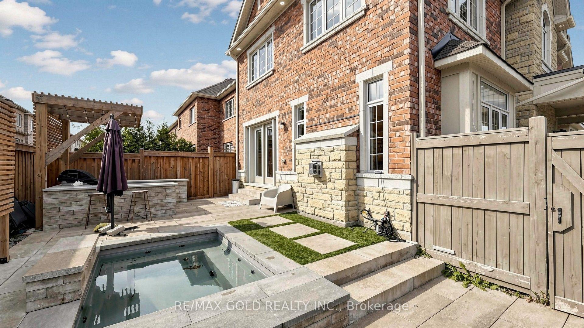 Photo 45 of 125 Burnhamthorpe Road E, Oakville, Glenorchy — HOMEH