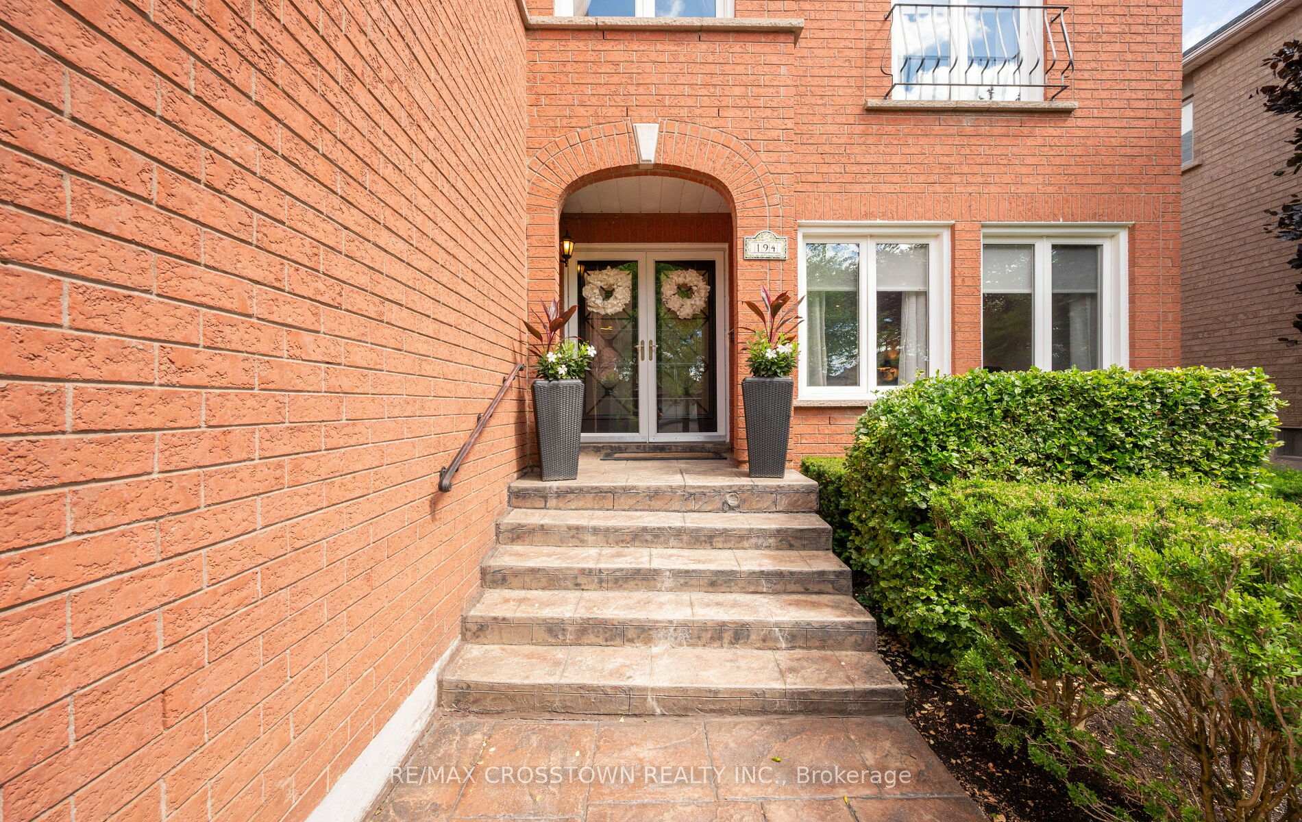 Photo 2 of 194 Caproni Drive, Vaughan, Maple — HOMEH