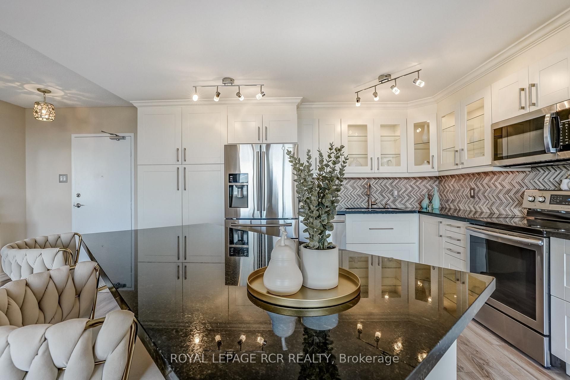 Photo 11 of Unit 1612, 8111 Yonge Street, Markham, Royal Orchard — HOMEH